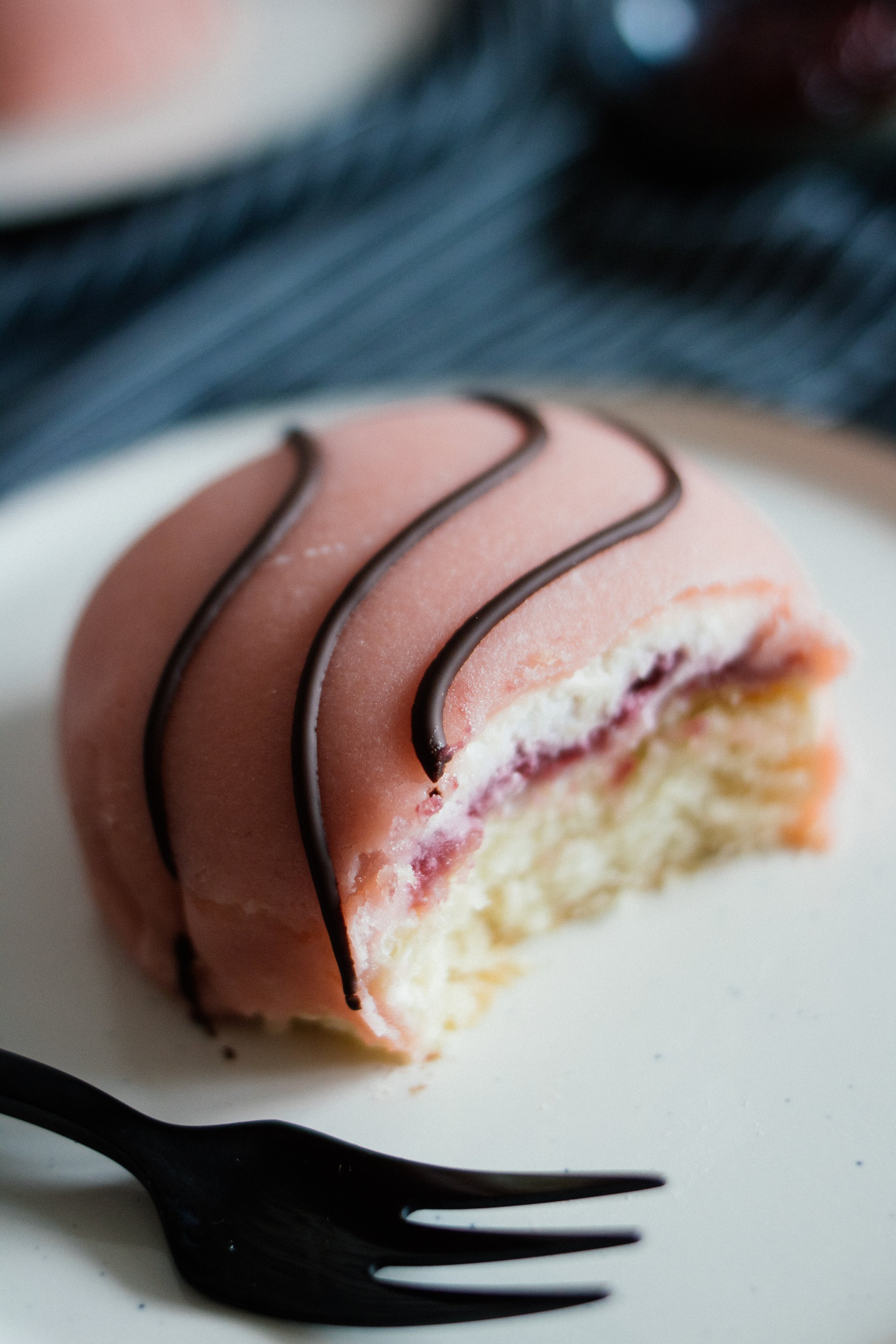 veganes Prinzessinnentörtchen mit Sahne und Himbeermarmelade