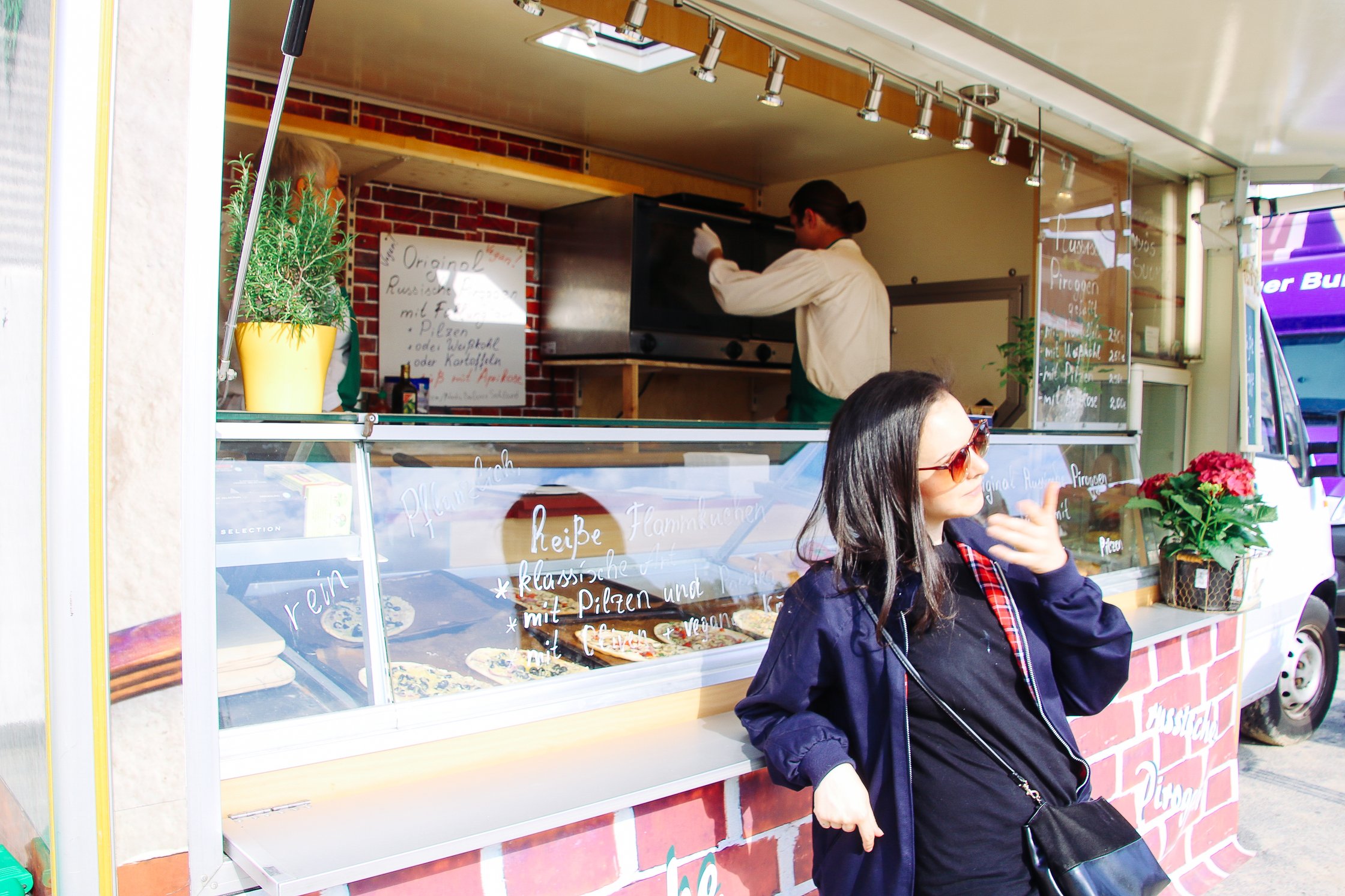 Julia steht vor einem Foodstand