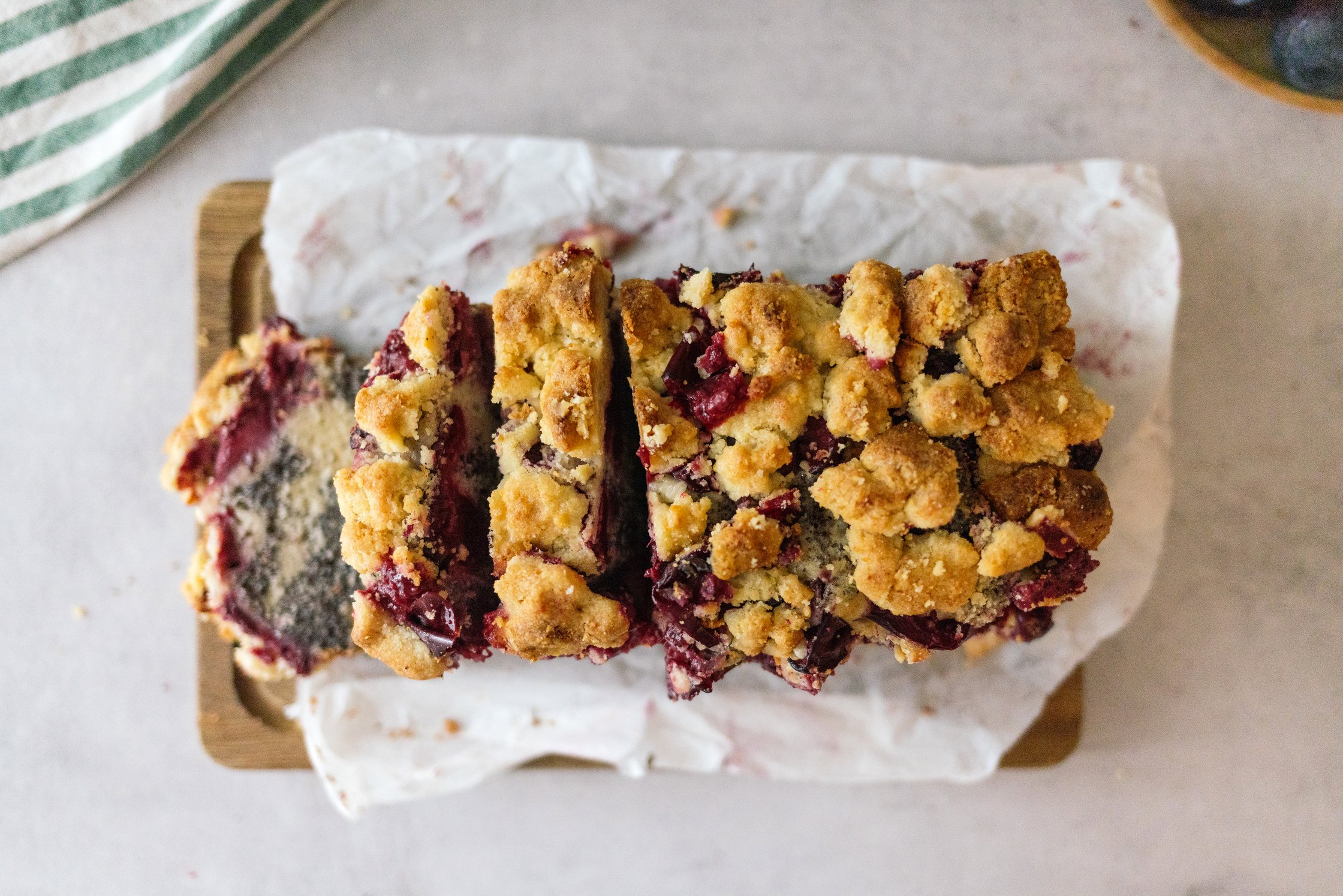 Veganer Mohn-Pflaumen-Kuchen mit Streuseldecke von oben fotografiert