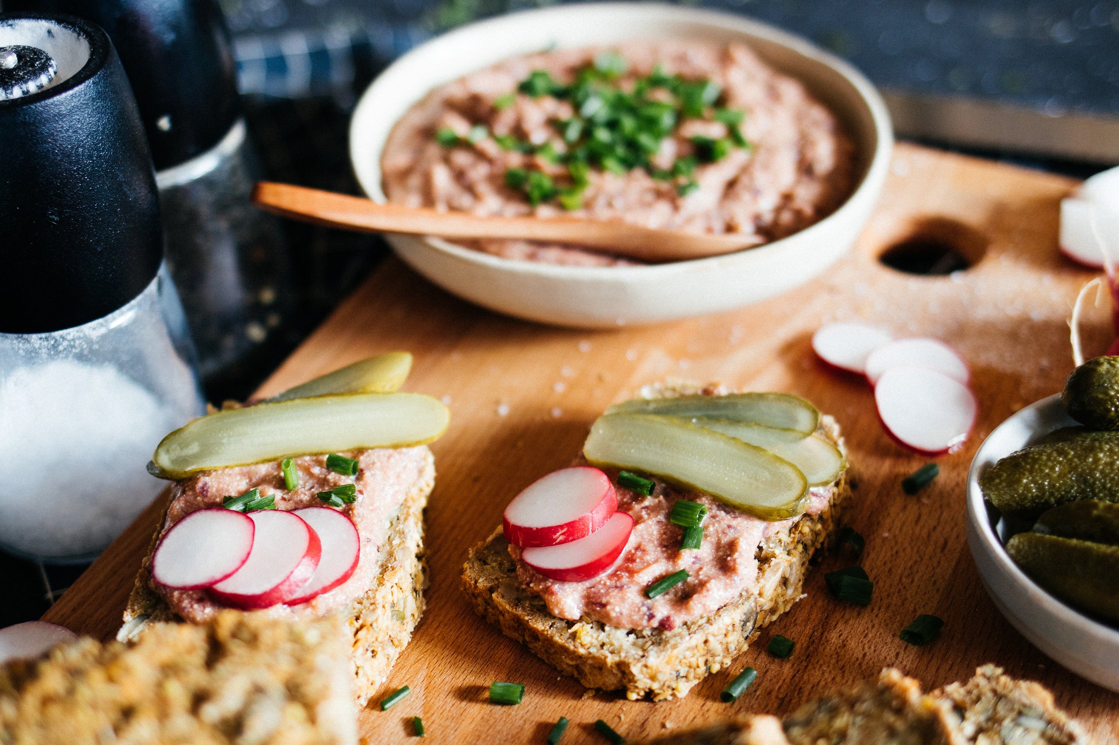 vegan liverwurst with bread