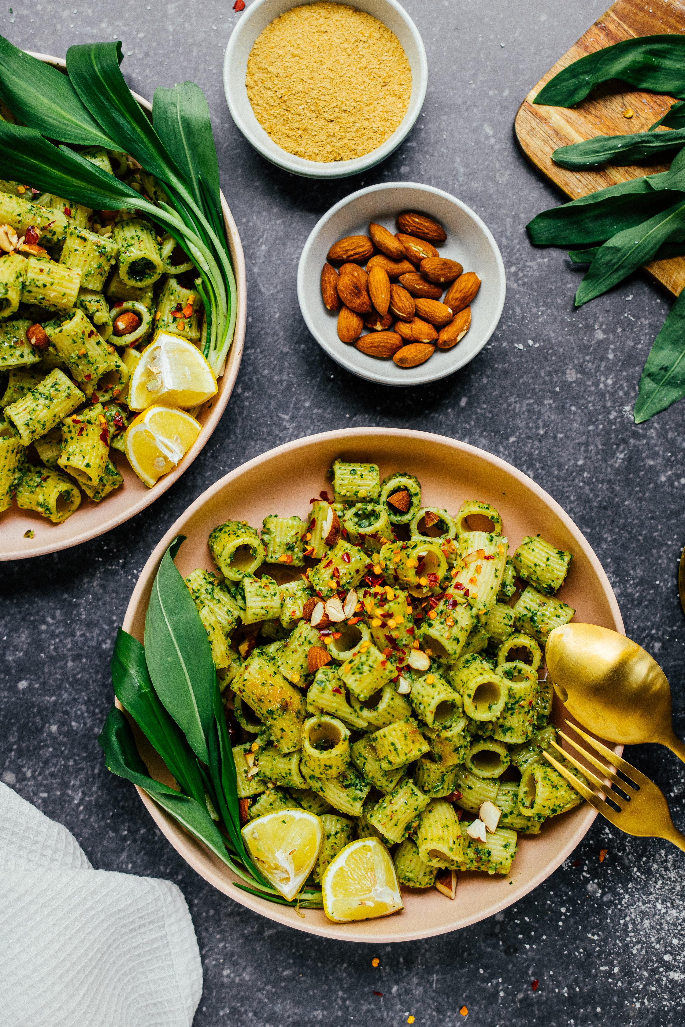 Teller mit Veganer Pasta, Bärlauchpesto und Mandeln