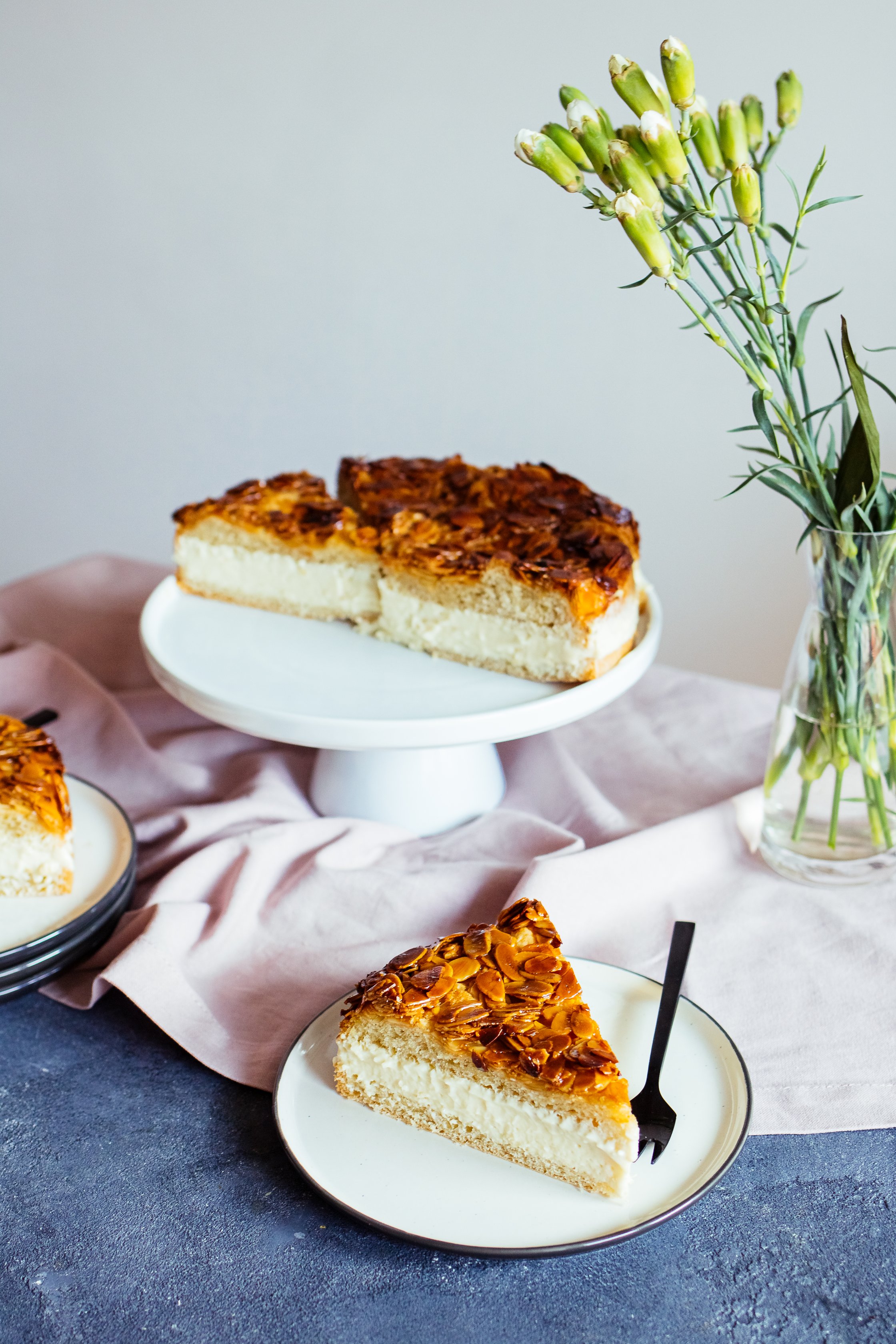 veganer Bienenstich wird serviert