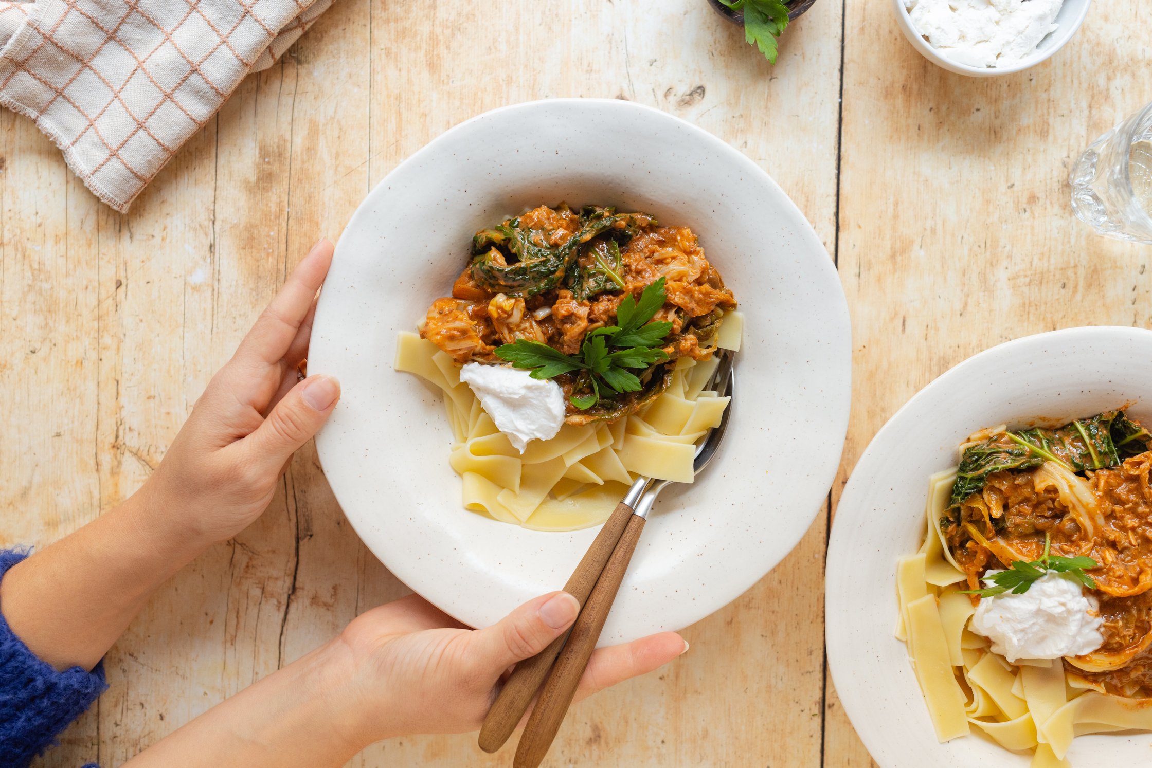 vegane Kohlrouladen-Pasta auf einem Teller