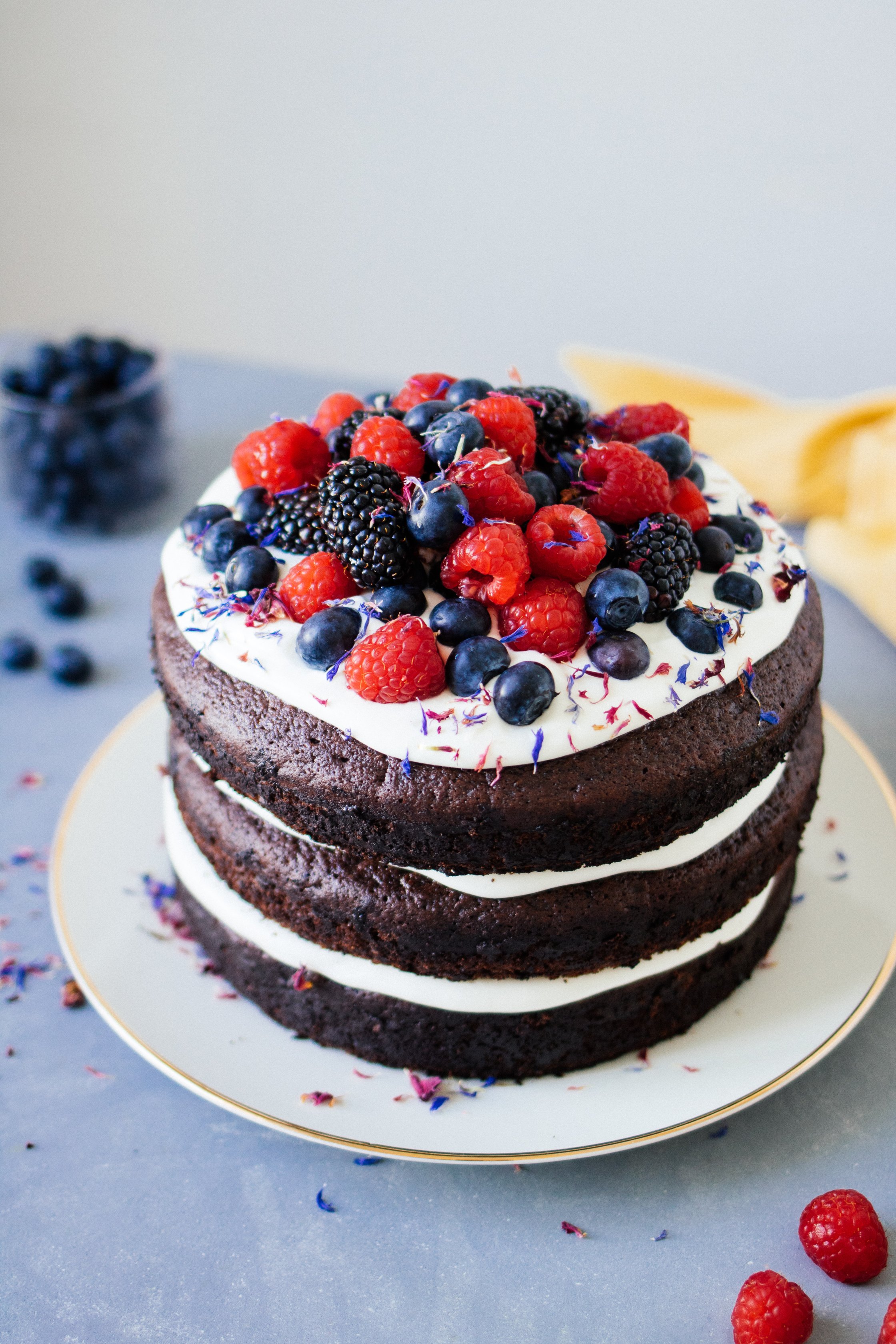 vegane Schokoladentorte getoppt mit Beeren