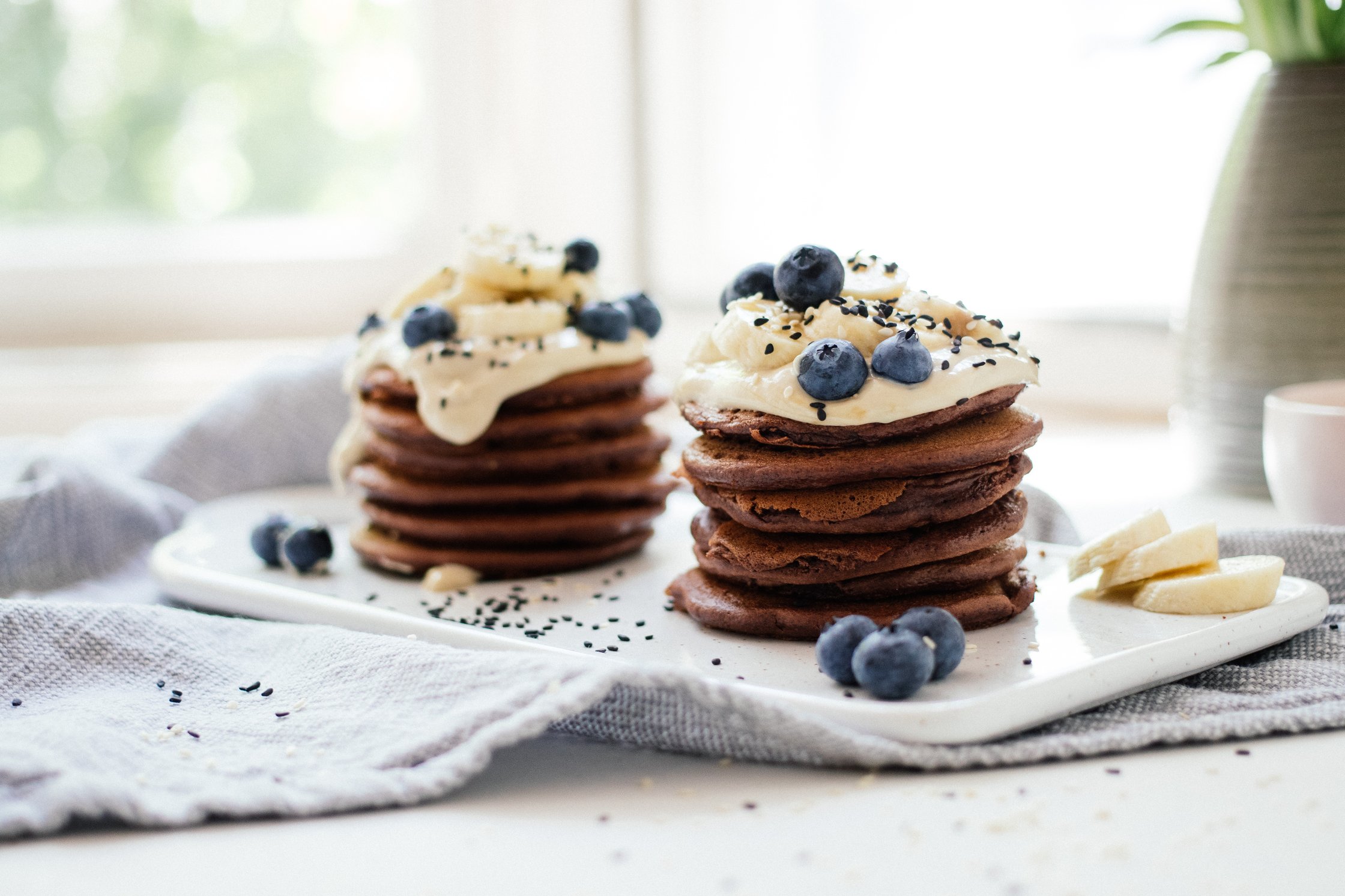 vegane schokoladenpancakes mit beeren