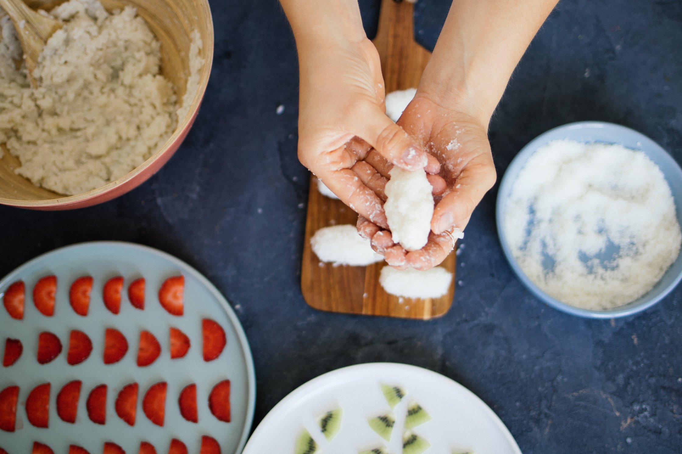 Sushi formen mit den Händen