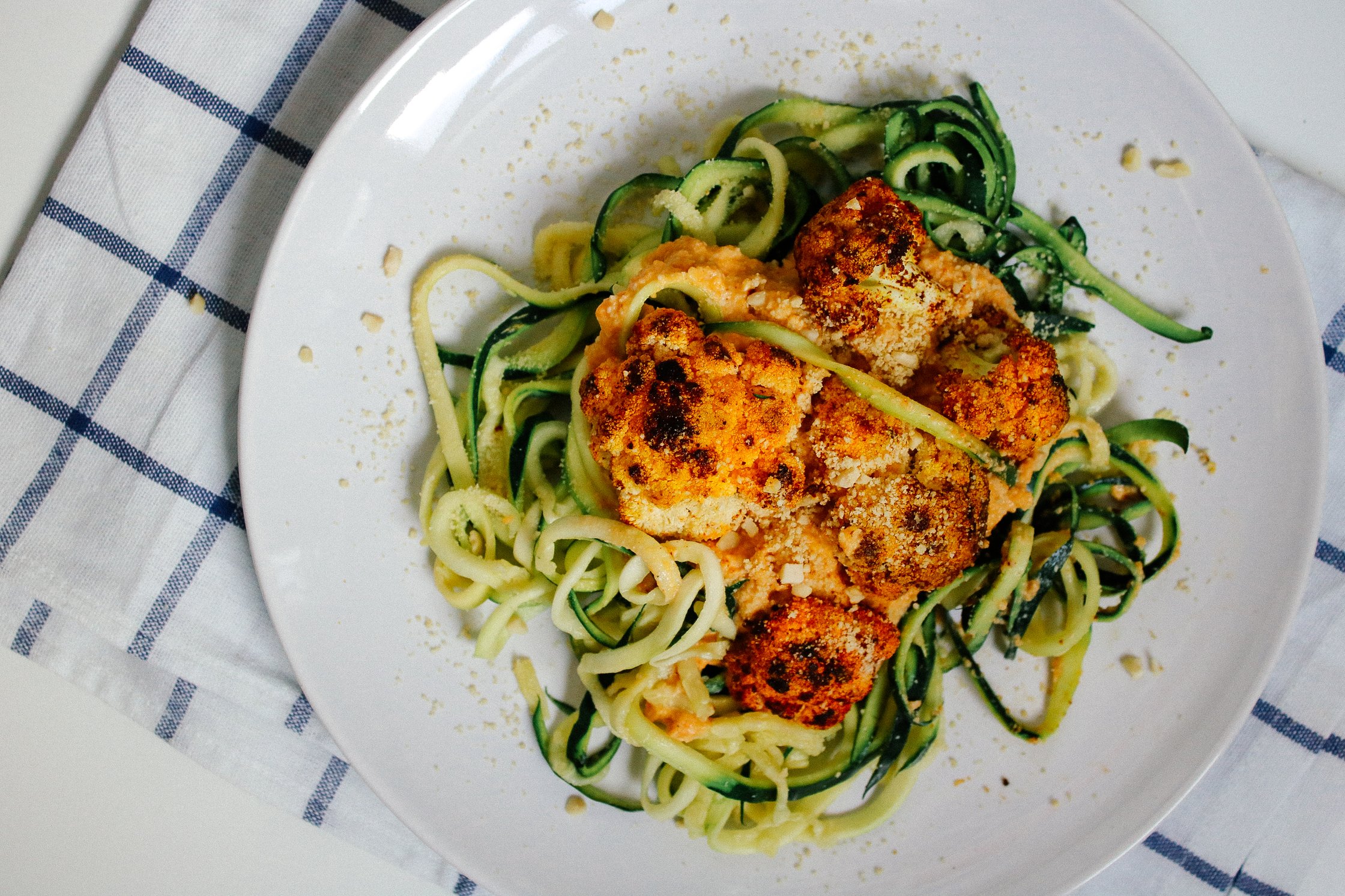 Zoodles liegen auf dem Teller