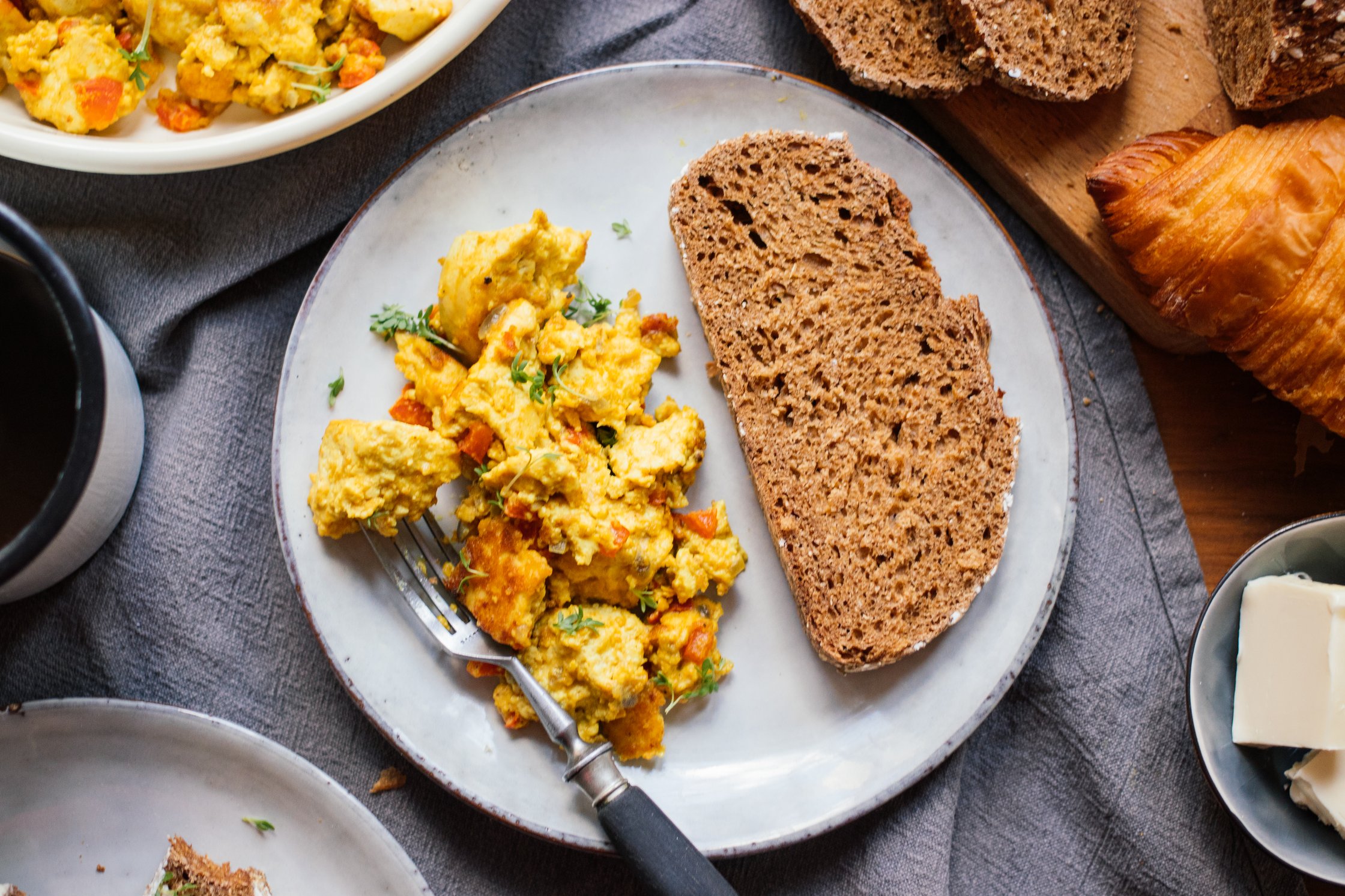 veganer rührtofu auf dem teller mit brot