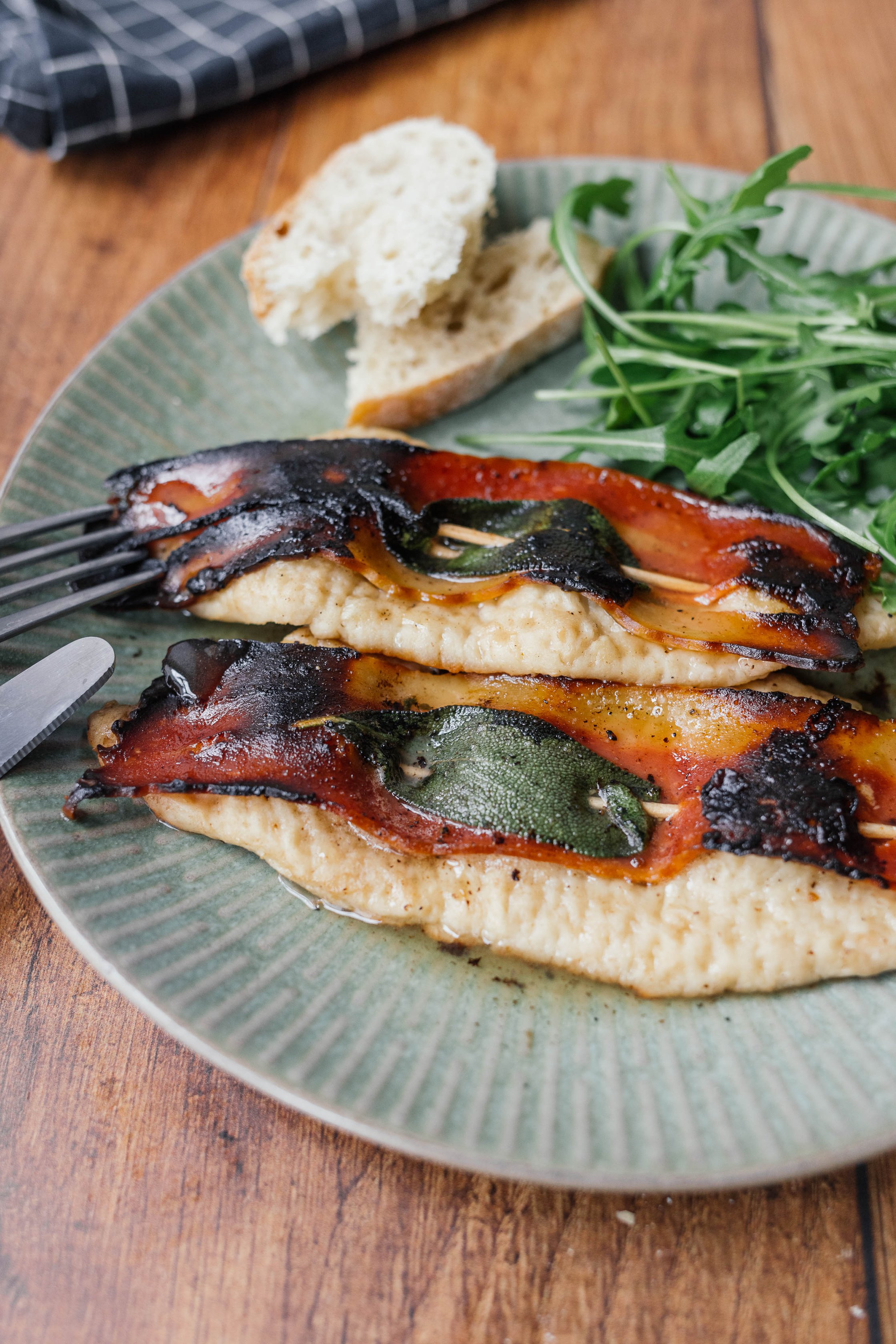 veganes Saltimbocca alla romana angerichtet mit Salat