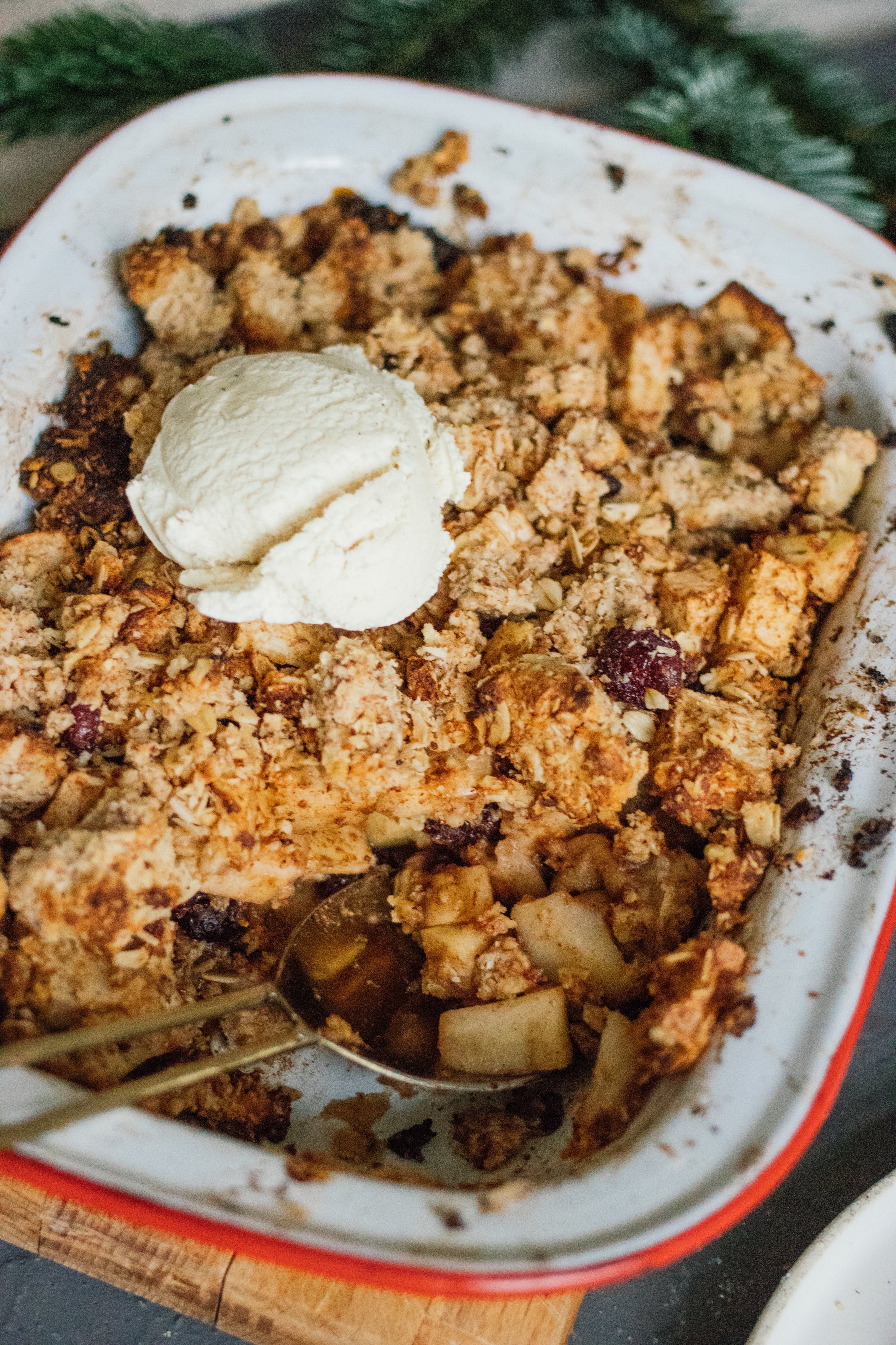 nahaufnahme von veganem bratapfelcrumble