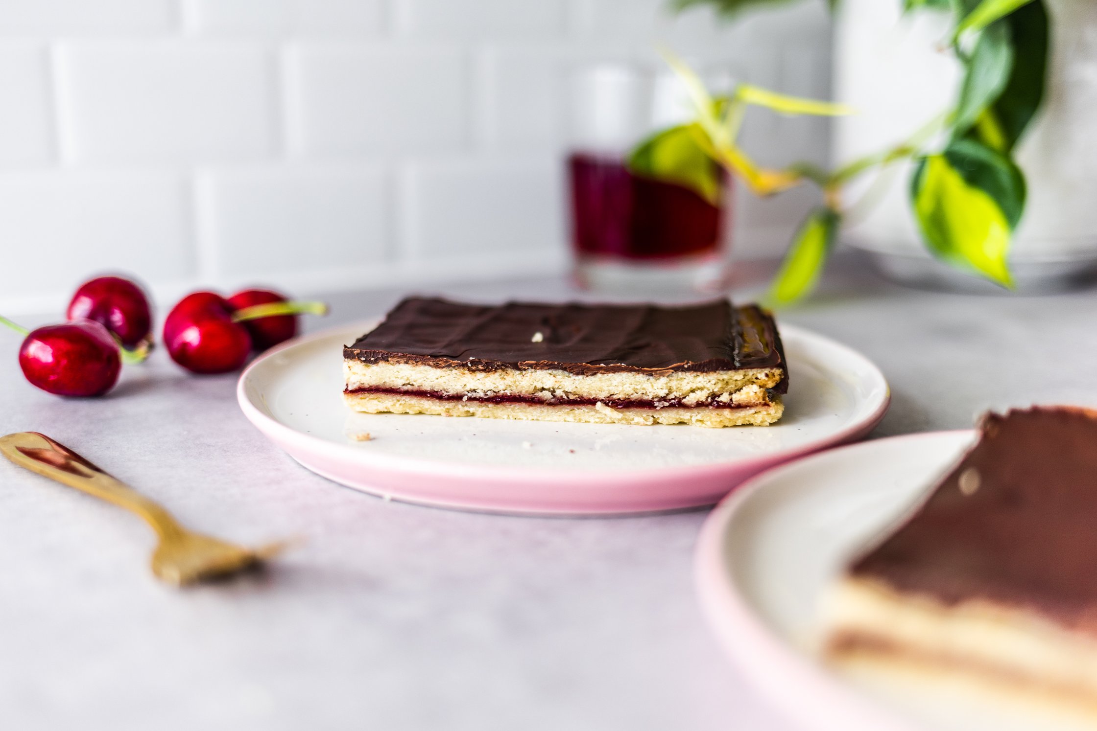 eine vegane Schnitte mit Marmelade und Schokolade