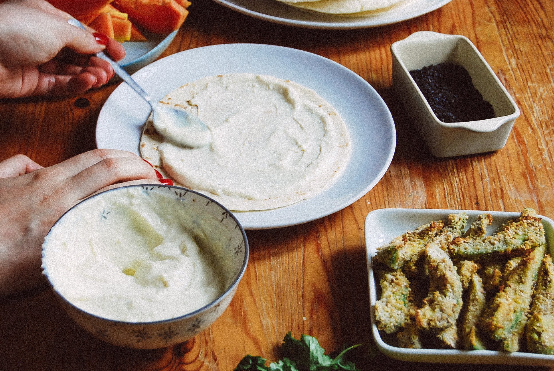 Taco wird mit Dip bestrichen