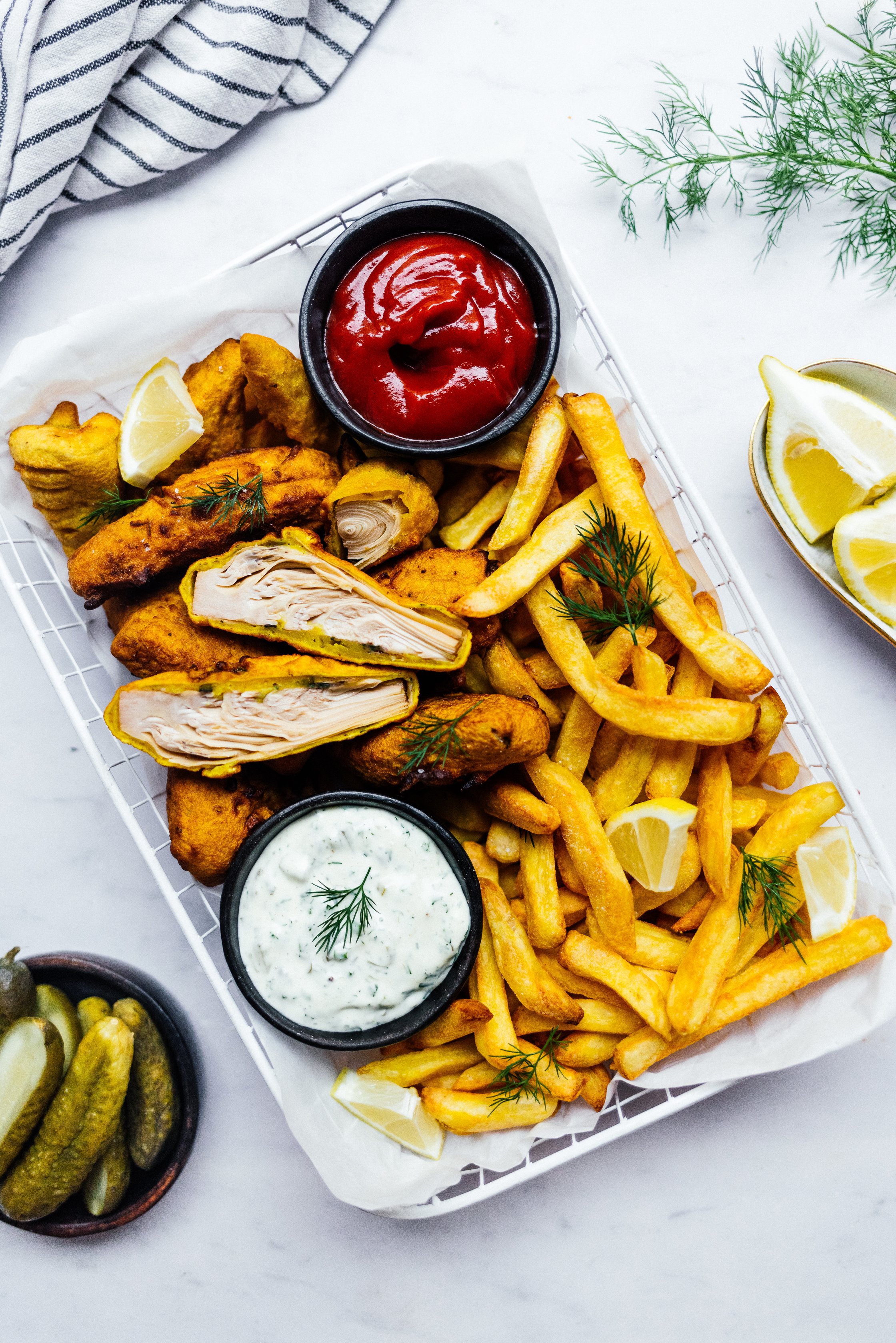 vegan fish & chips with remoulade and ketchup