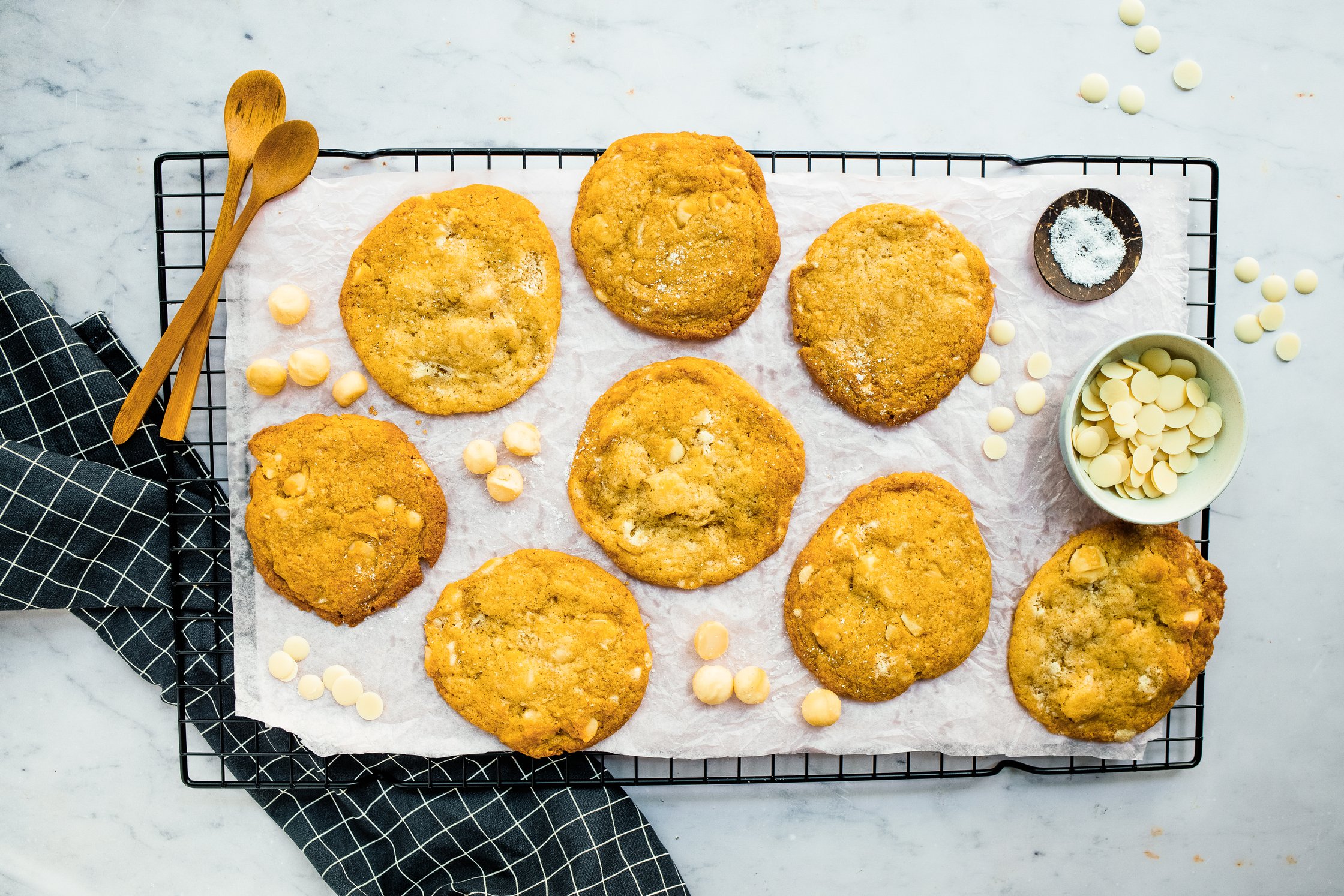 vegane Cookies mit weißer Schokolade und Macadamia