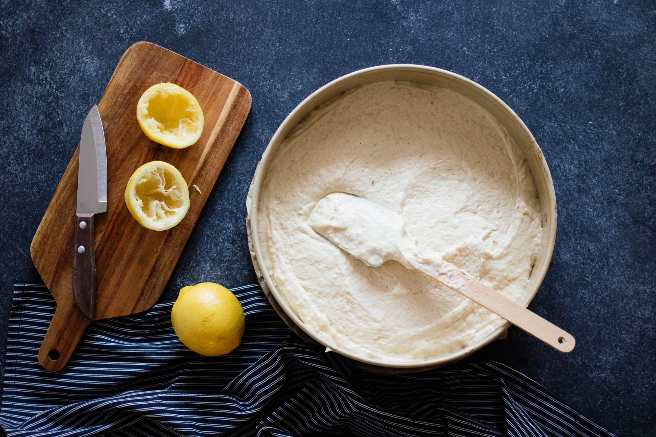 veganer Zitronenkuchenteig in einer Backform