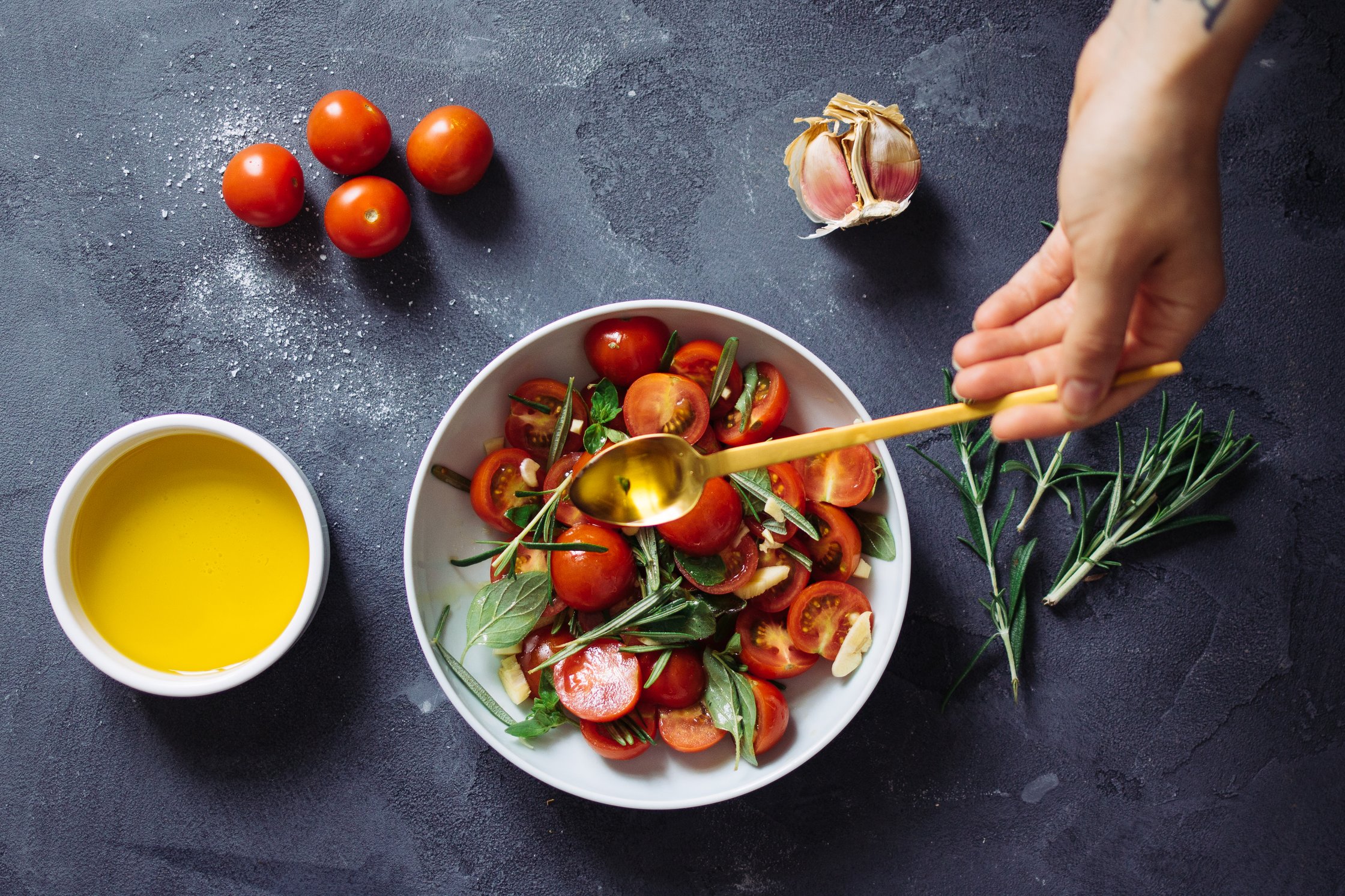 Tomaten mit Kräutern und Öl