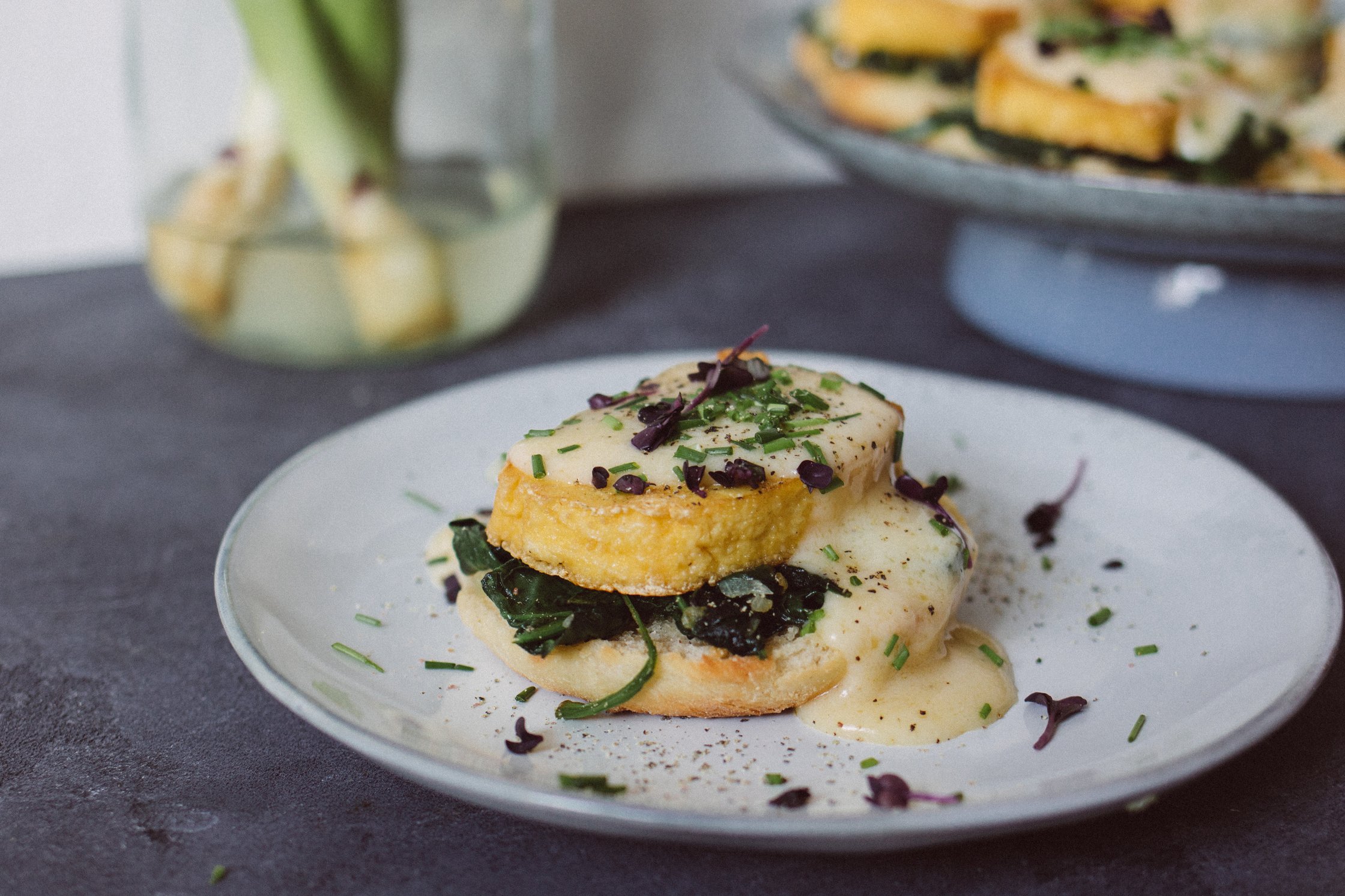 nahaufnahme von Veganen Eggs Florentine
