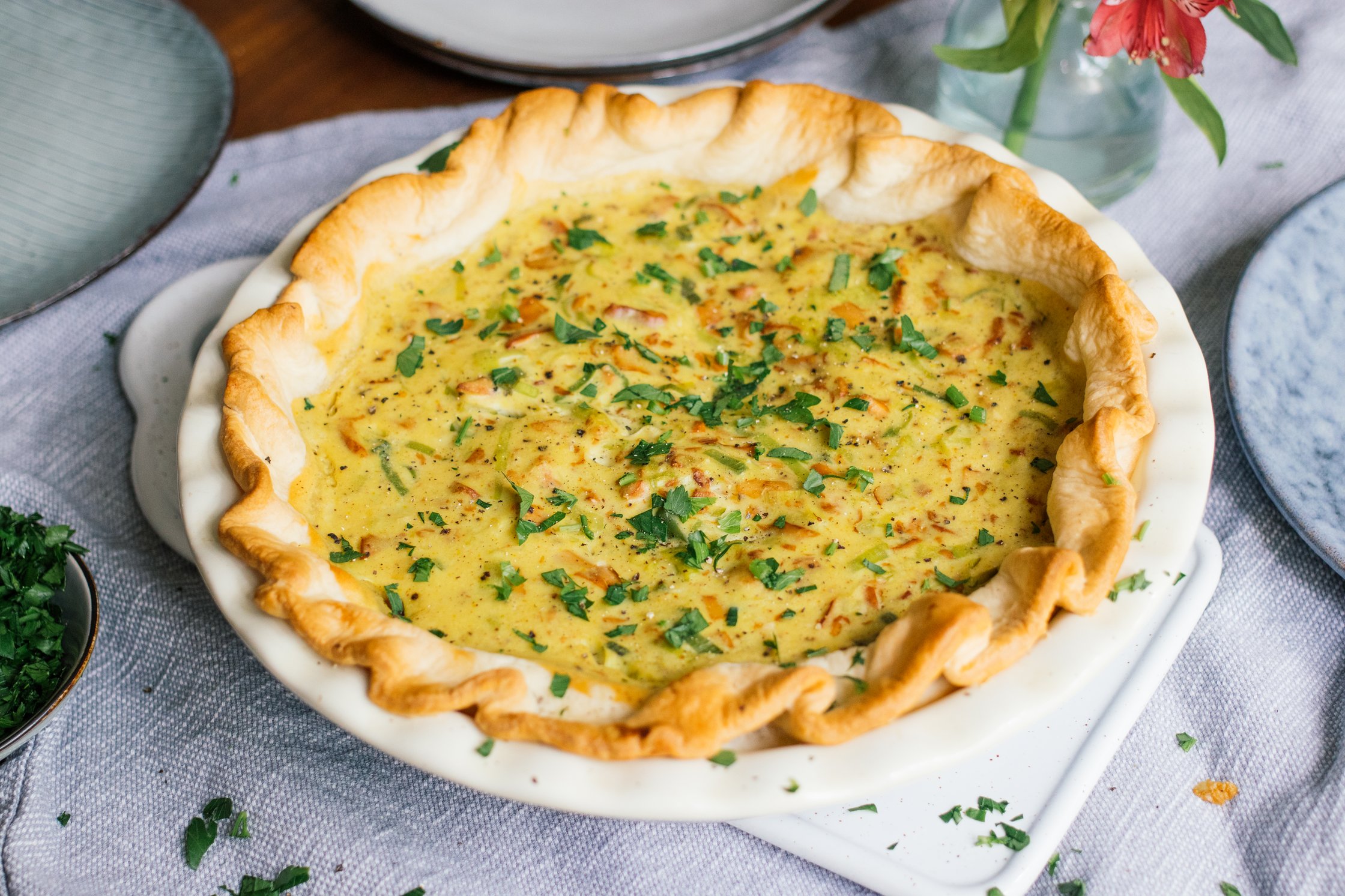 vegane pfifferling lauch quiche serviert mit gehackter petersilie
