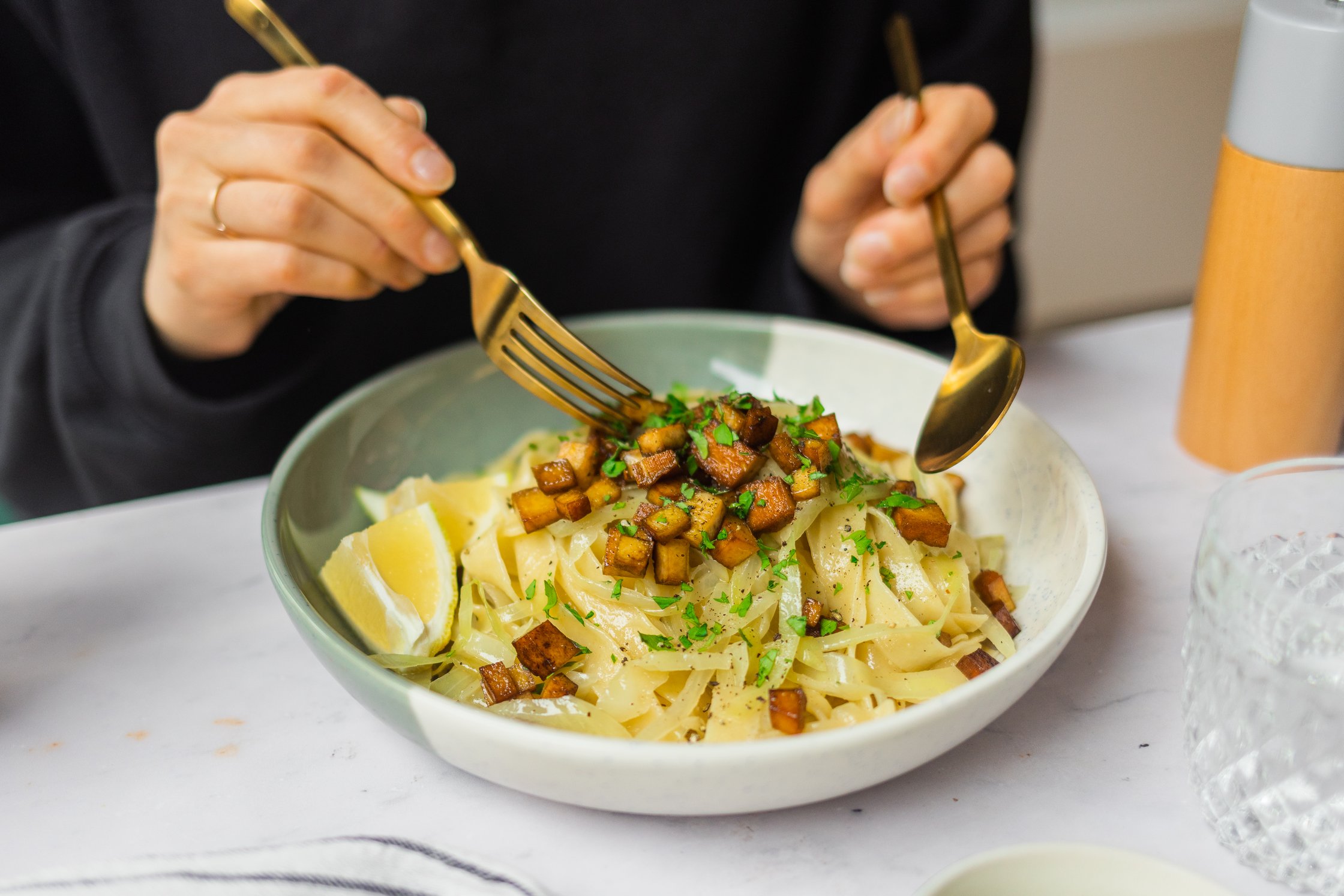Vegane Kraut-Zwiebel-Nudeln werden gegessen.