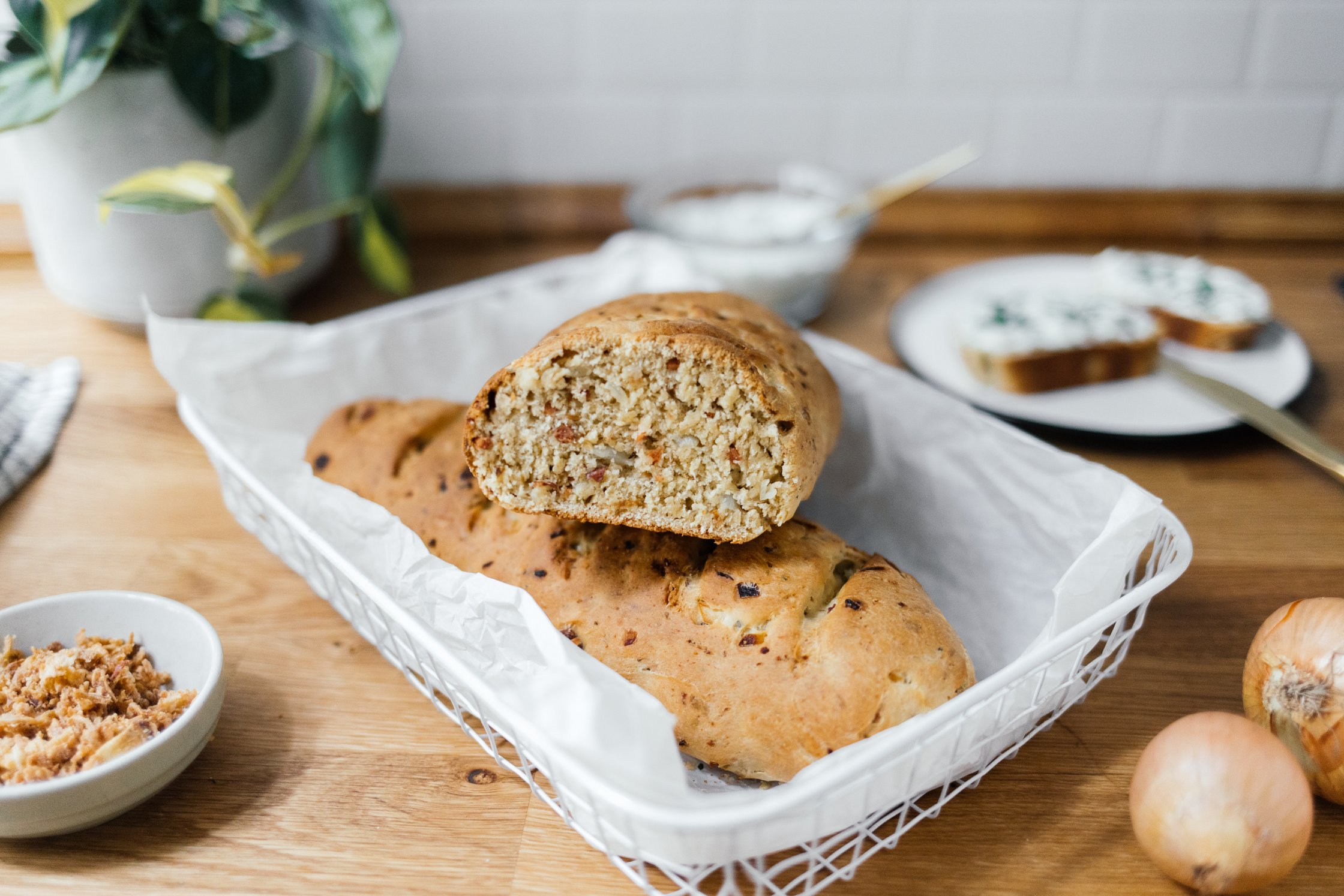 veganes Zwiebelbrot angeschnitten in einem Korb
