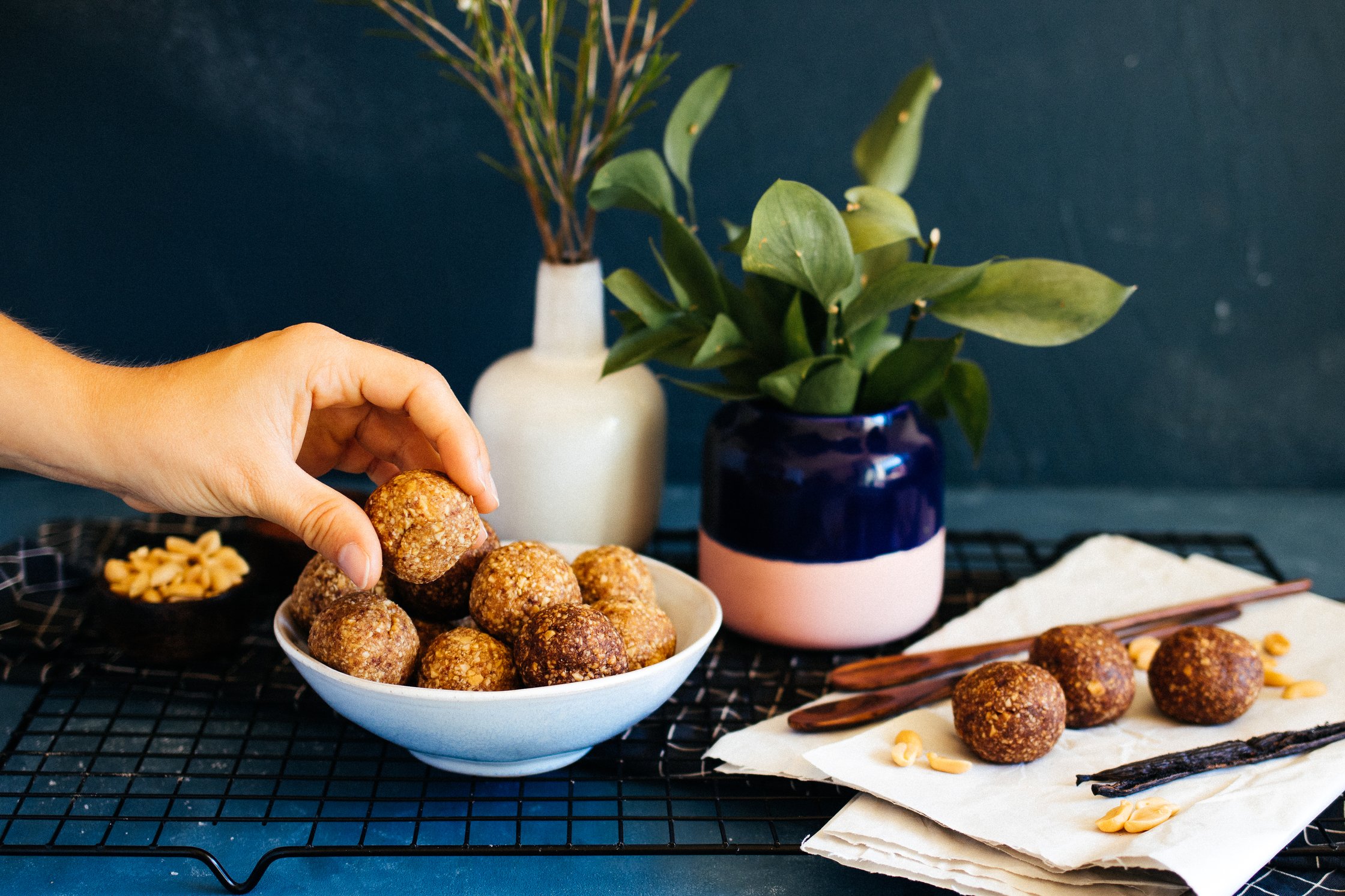 eine Schüssel mit veganen Snickers Energy Balls