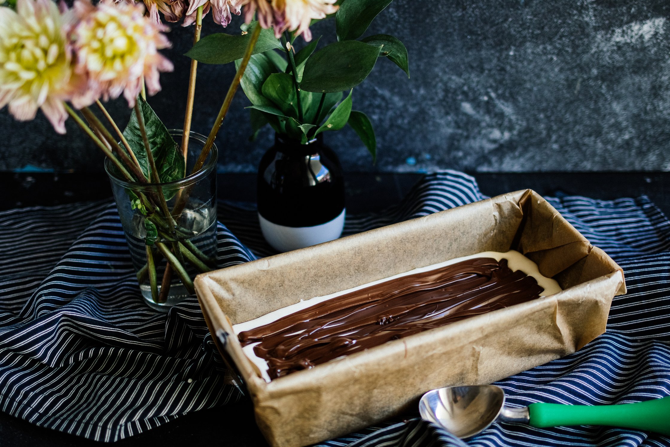 veganes Viennetta wird geschichtet