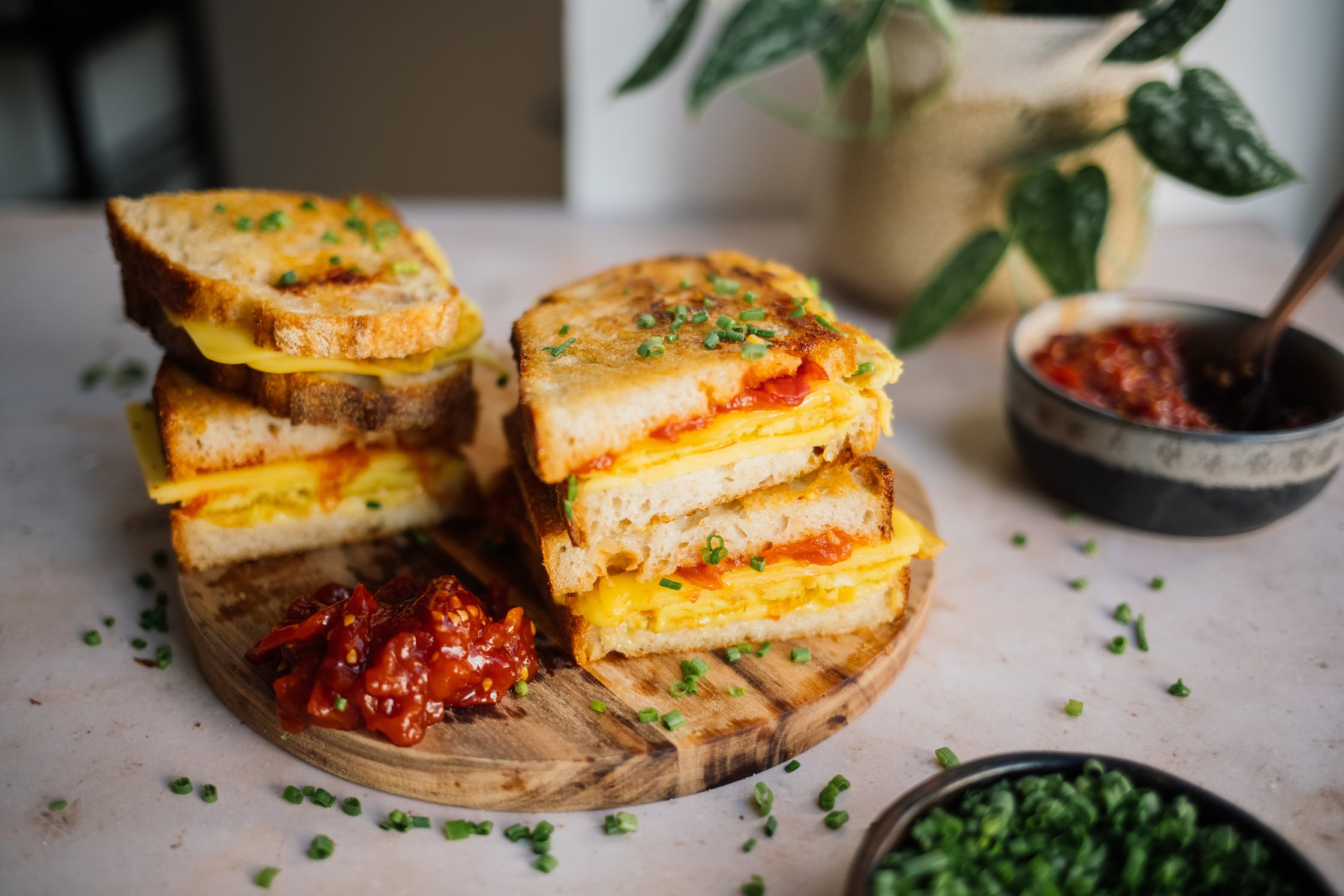 aufgeschnittenes veganes frühstücks grilled cheese mit tomatenmarmelade