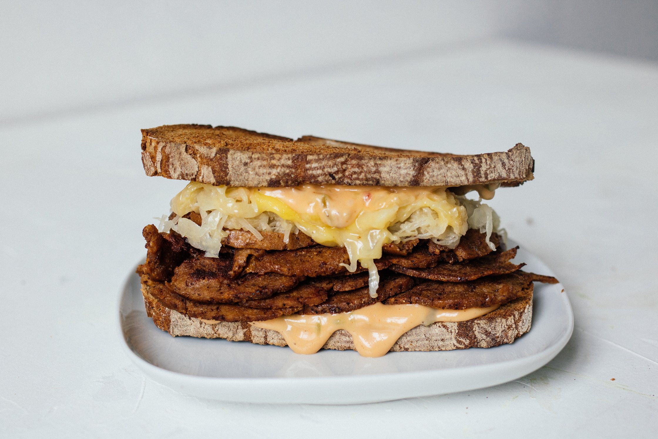 veganes reuben sandwich auf einem teller