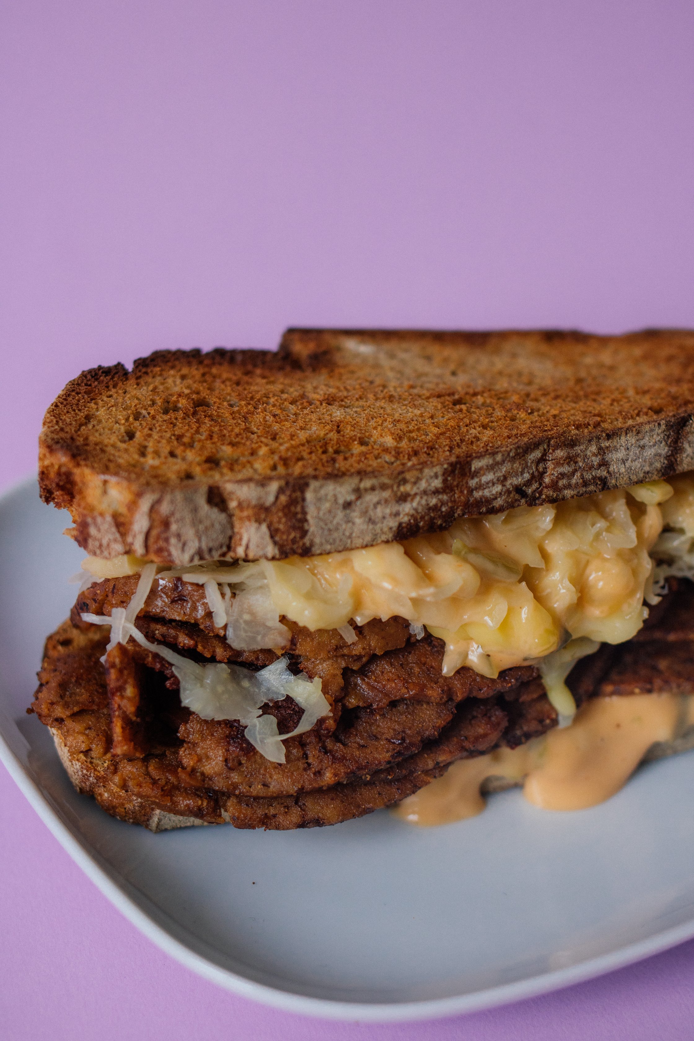 nahaufnahme von veganem reuben sandwich