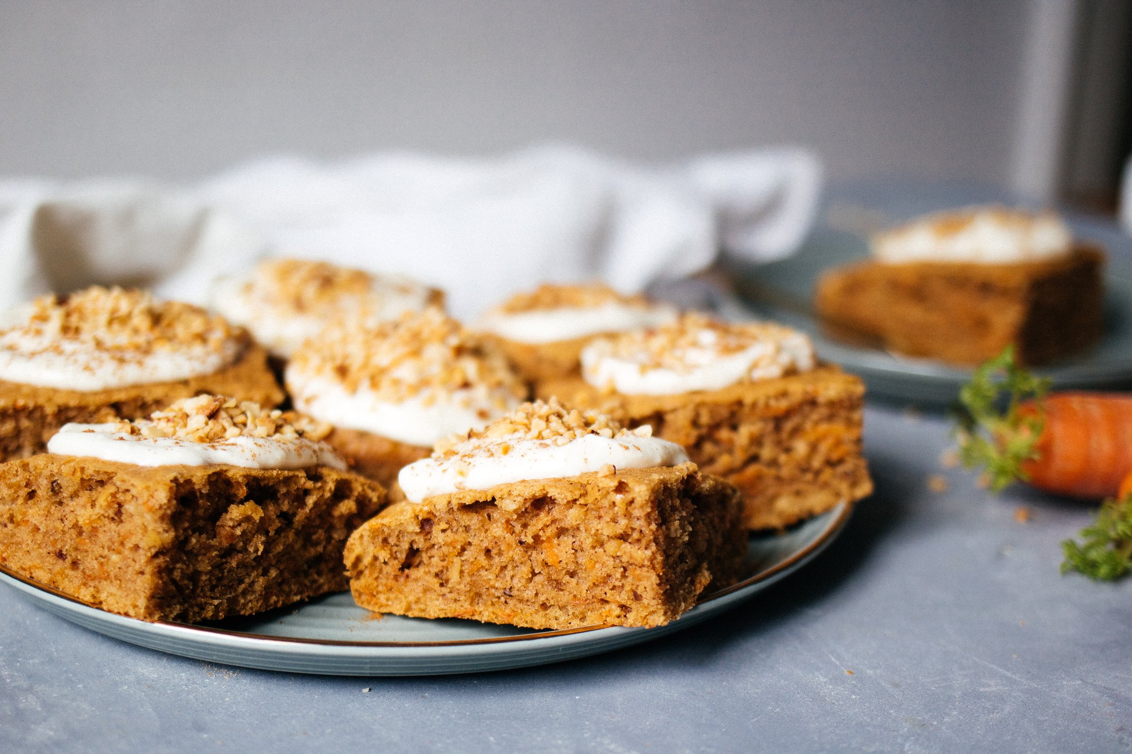 Veganer Karottenkuchen auf einem Teller