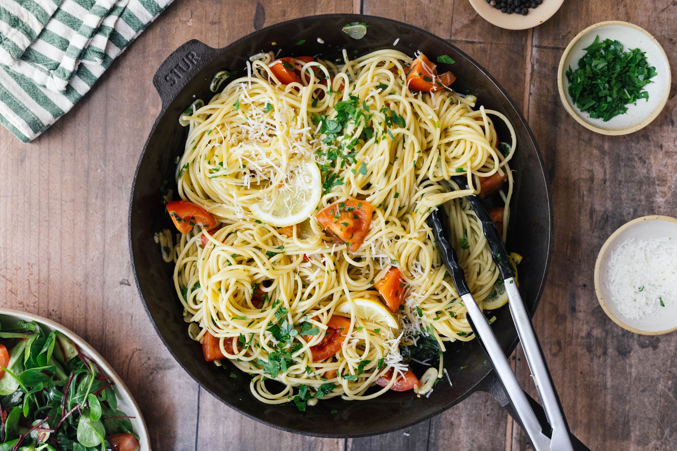 Spaghetti Aglio e Olio in einer schwarzen Pfanne