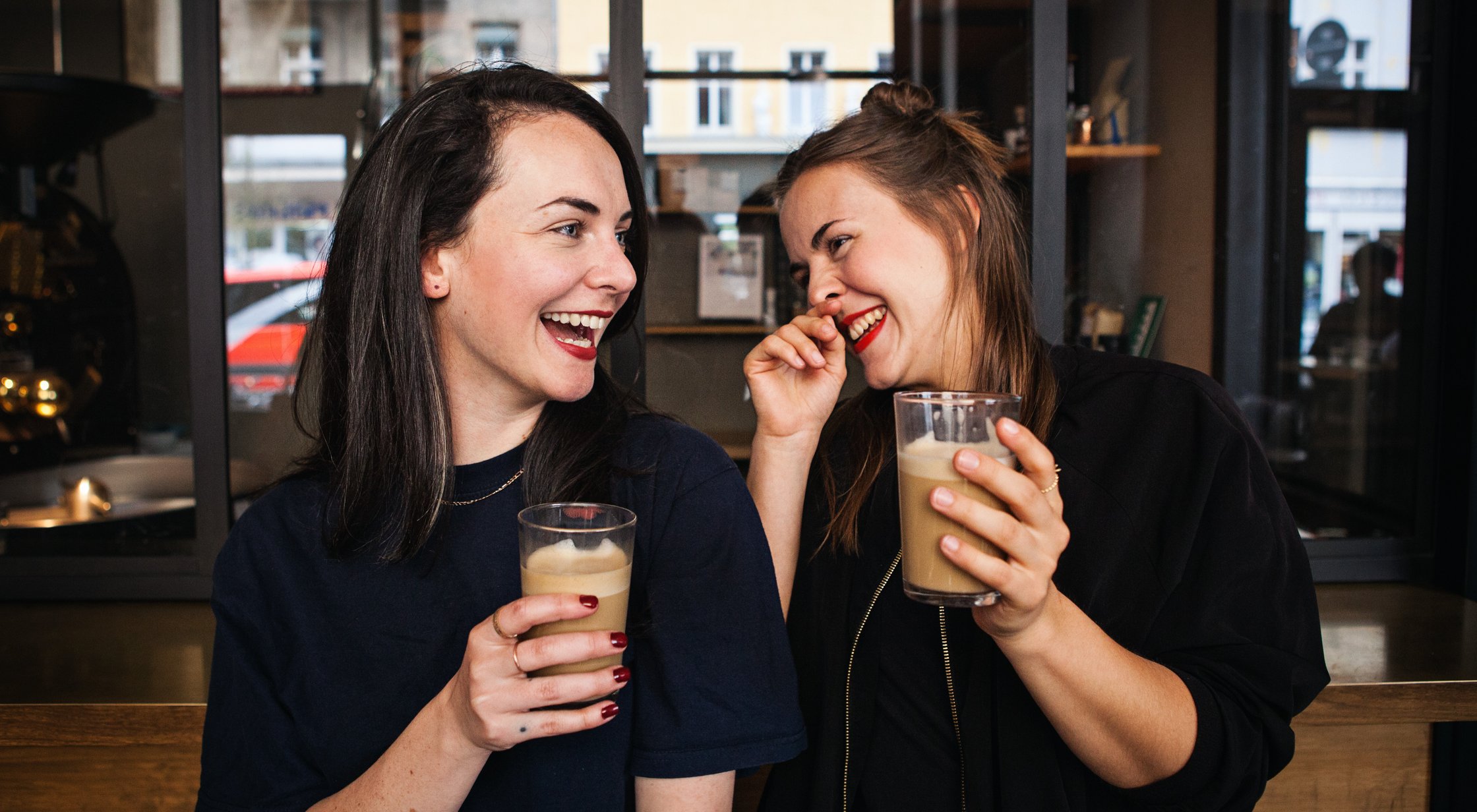 Isa und Julia trinken Kaffee
