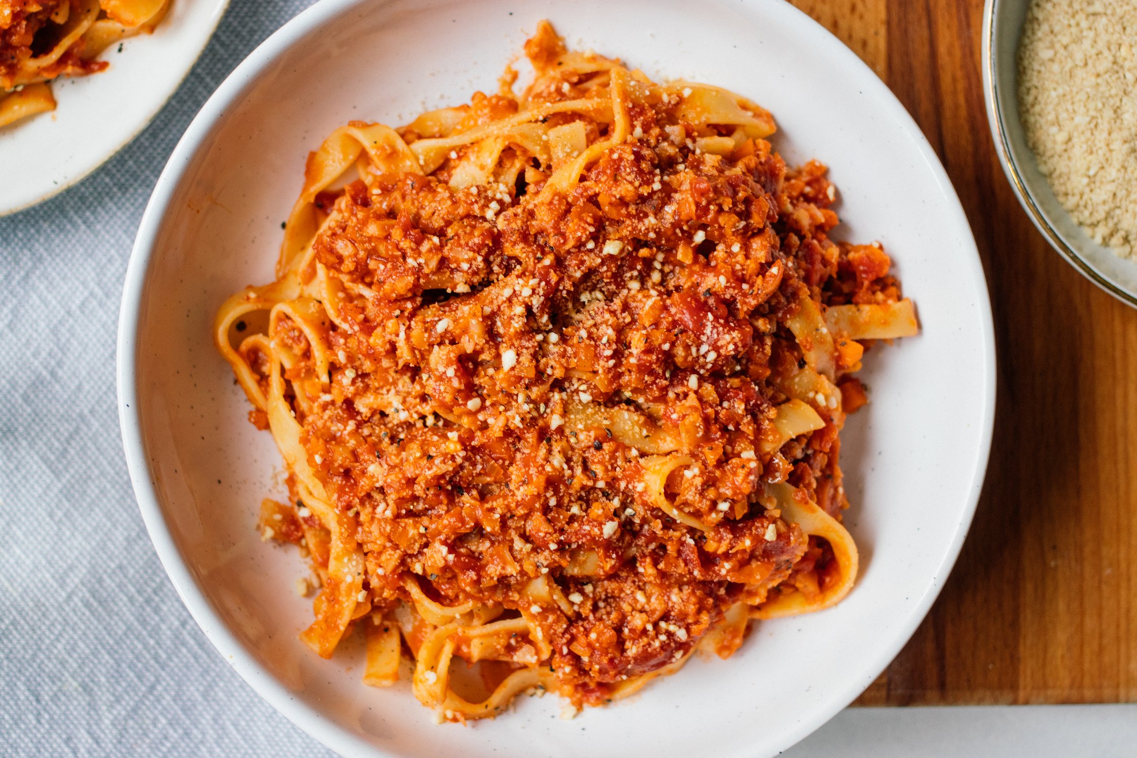 ein teller Tagliatelle mit Blumenkohl-Bolognese