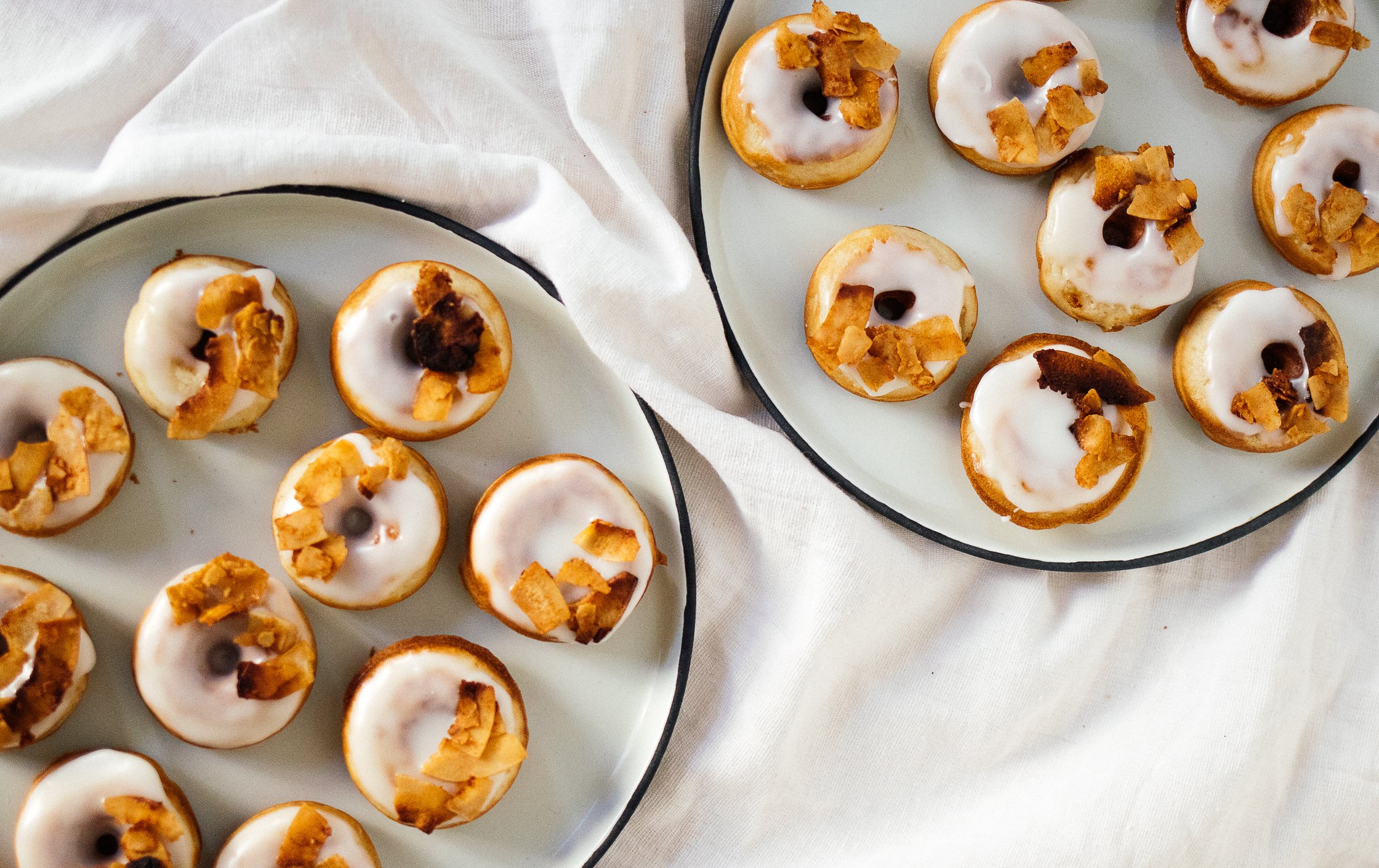 Vegane Bacon Donuts von oben fotografiert