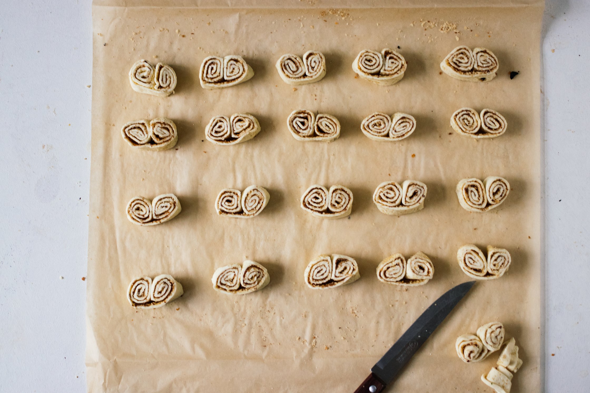 Vegane Weihnachts-Schweineohren vor dem backen