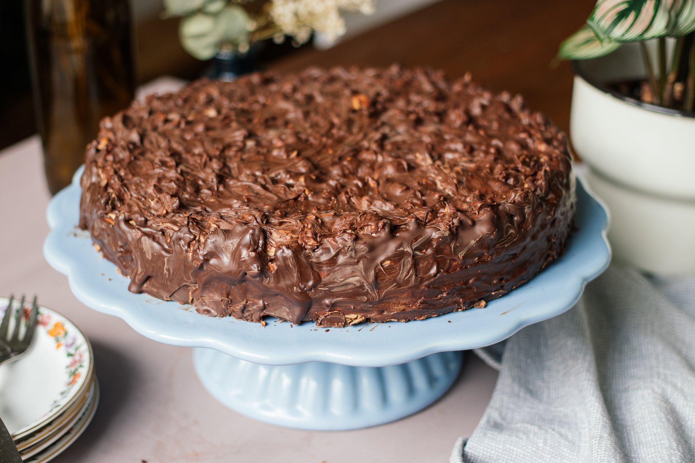 Vegan Almond Cake with Nougat Cream and Peanuts servierbereit