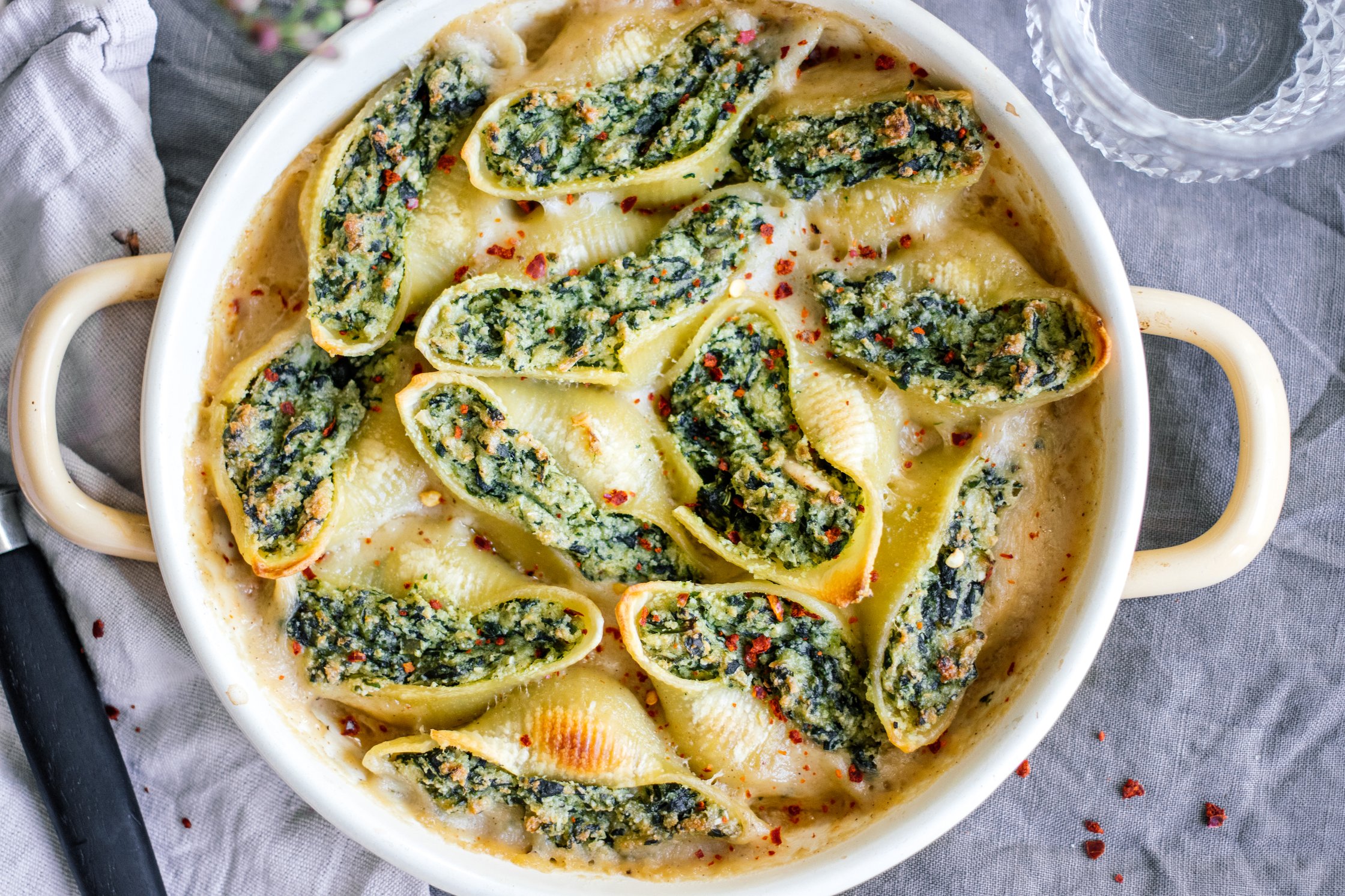vegane muschelnudeln nach dem backen in der auflaufform