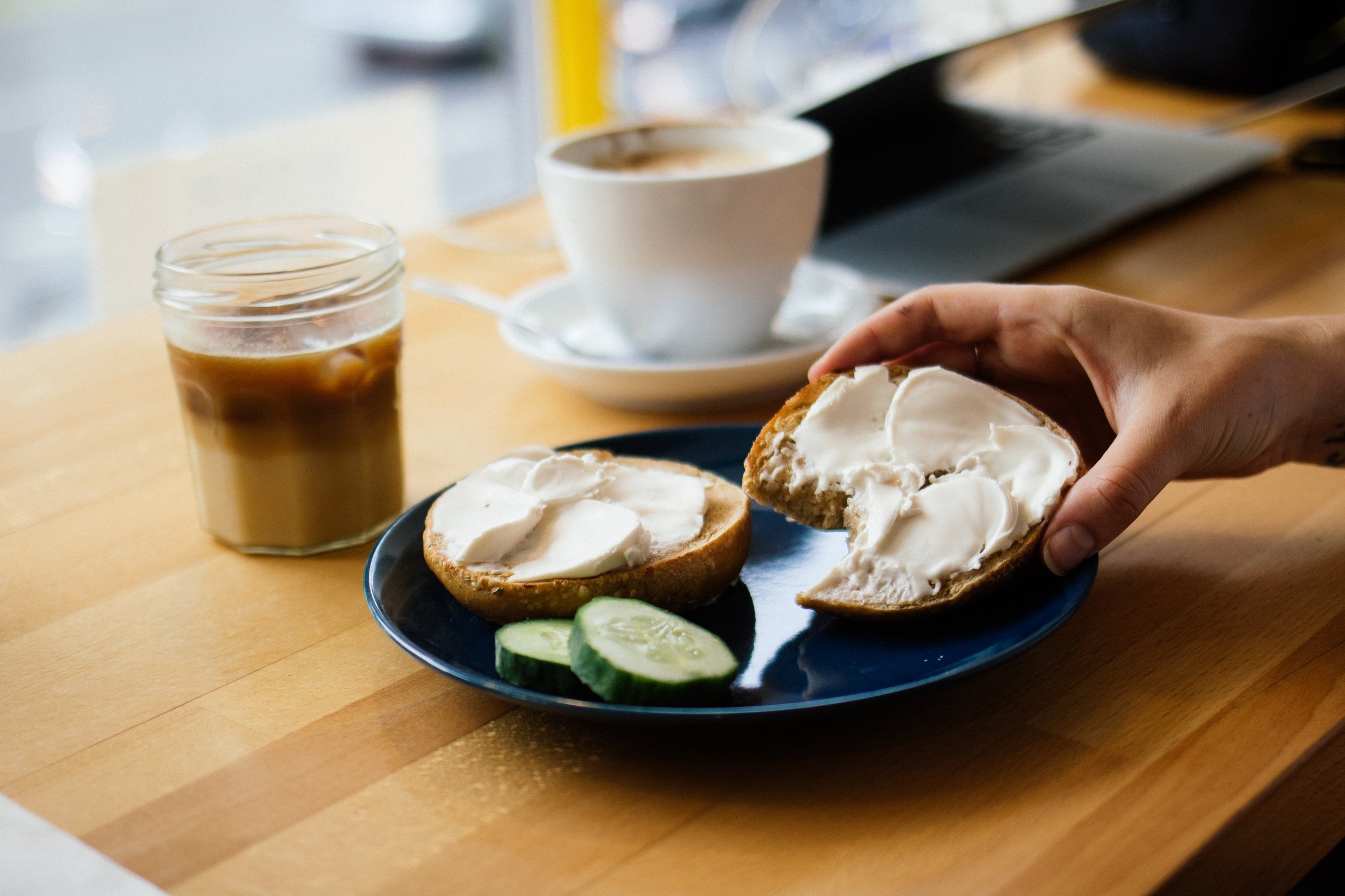 Cream cheese Bagel und Kaffee