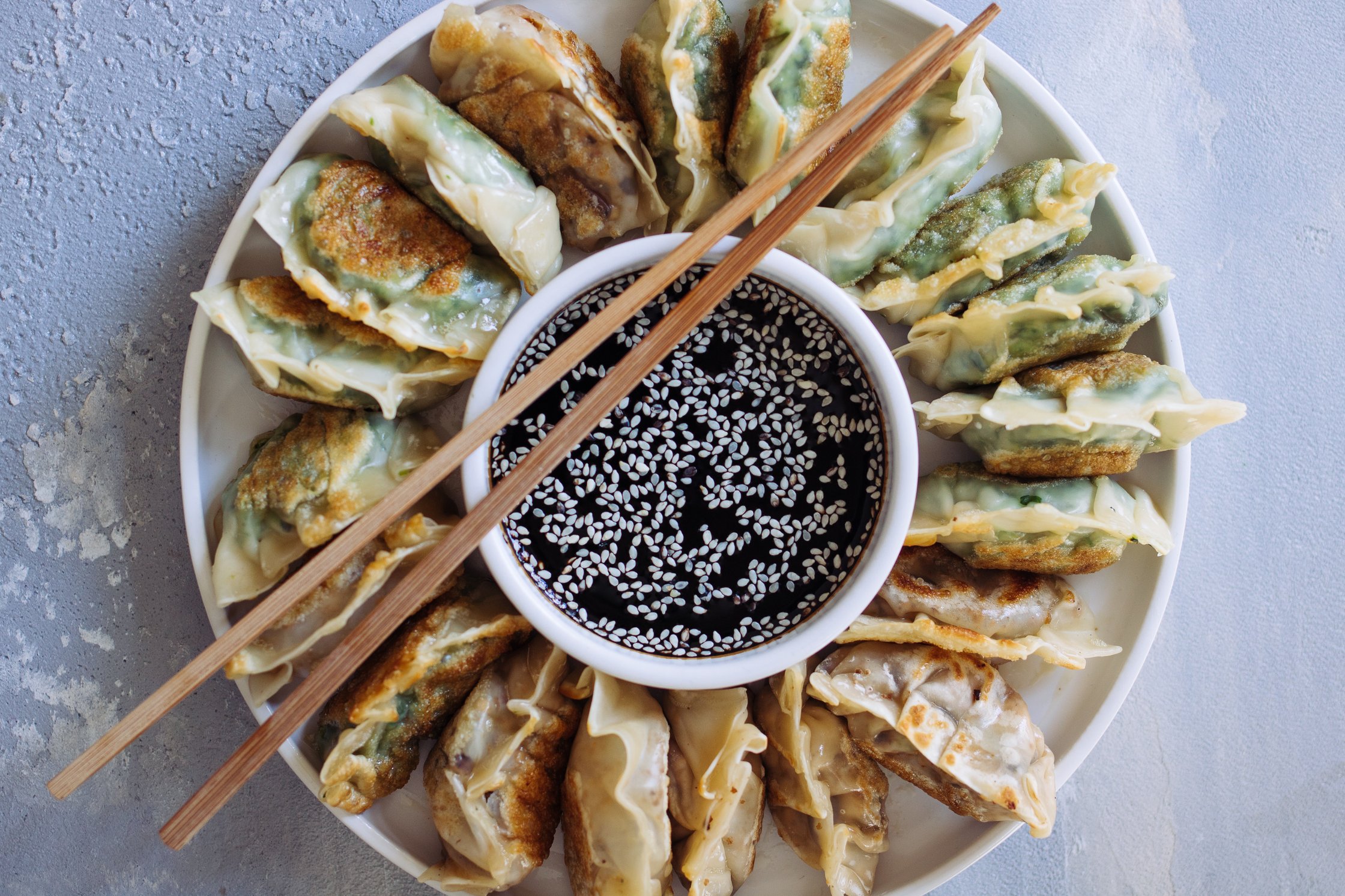 Gyozas von oben fotografiert mit Sojasauce