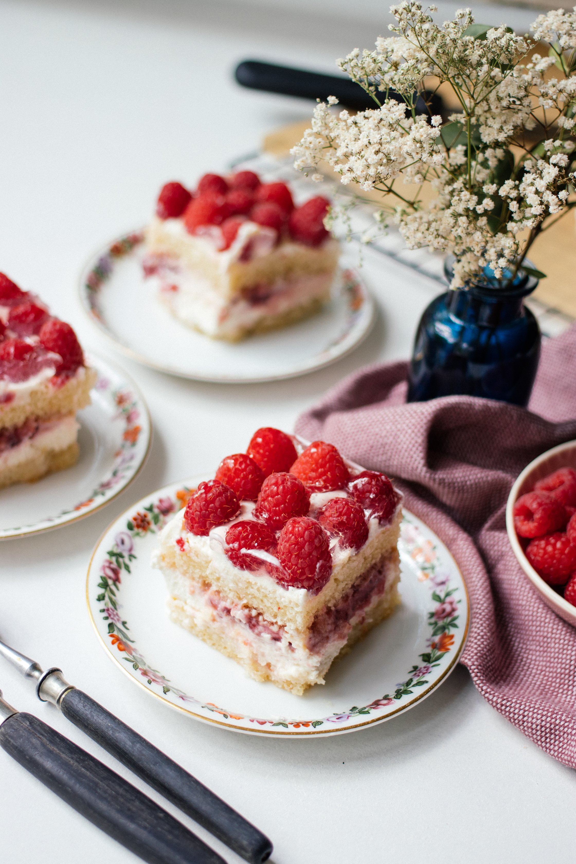 vegane himbeerschnitte auf tellern