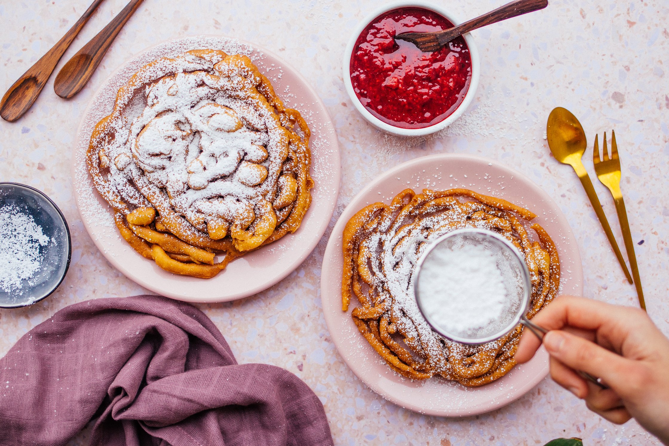 Vegane Funnel Cakes mit Beerensauce
