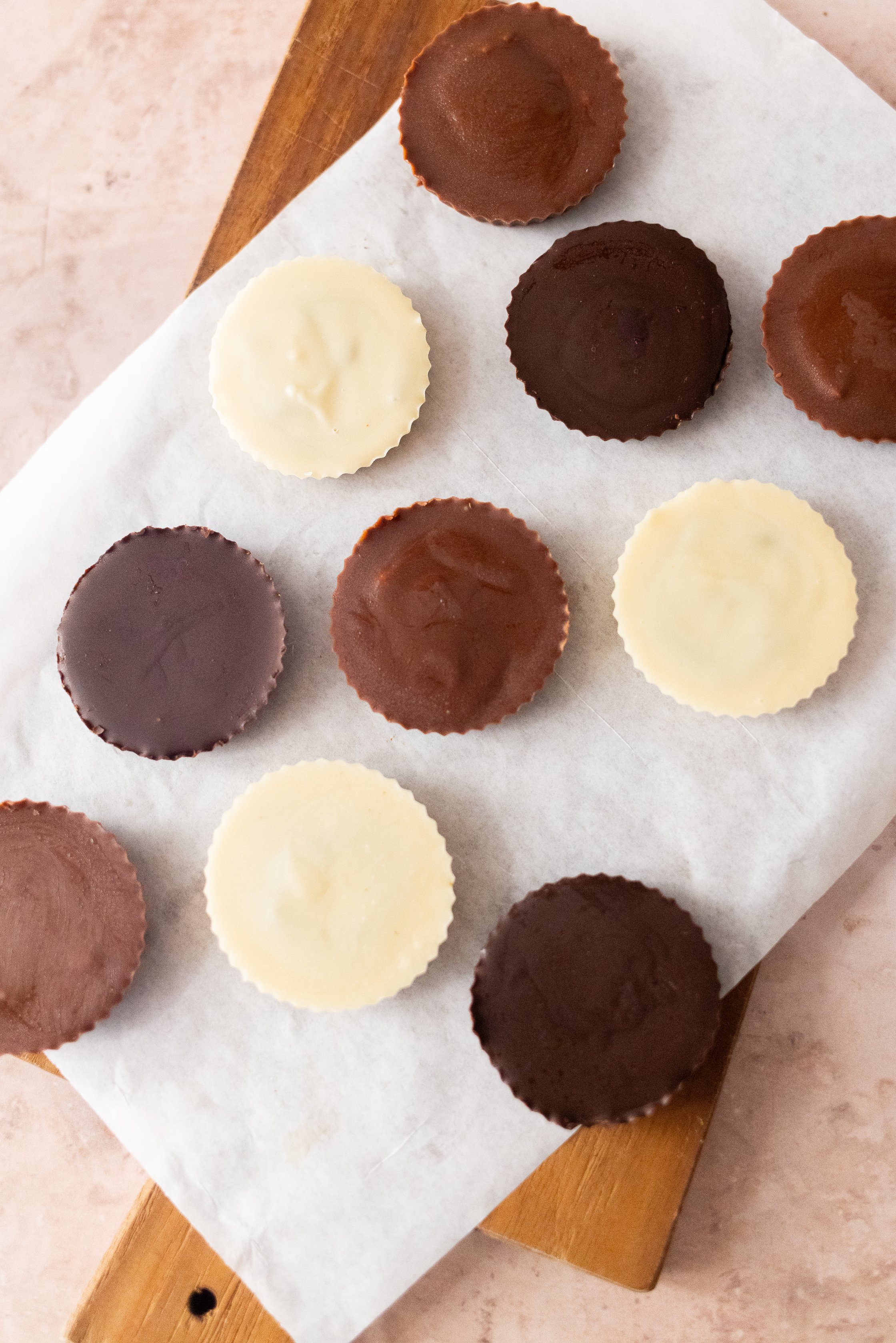vegane nussbutter cups angerichtet