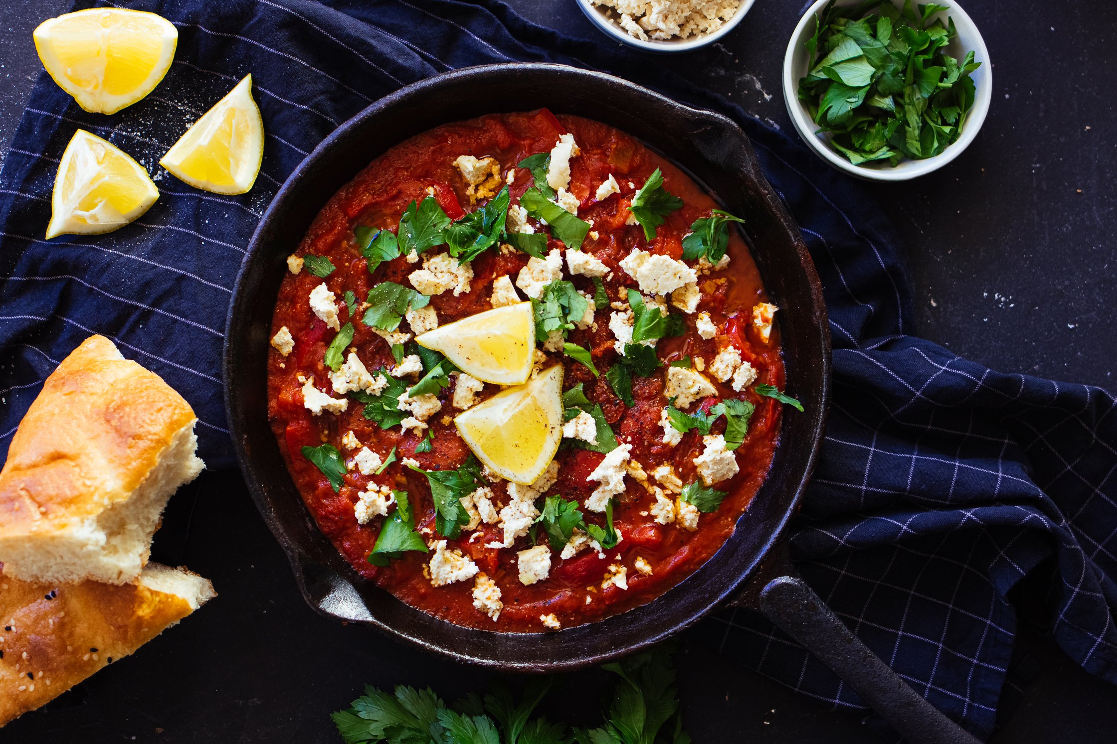 Shakshuka mit Fetakäse und Petersilie