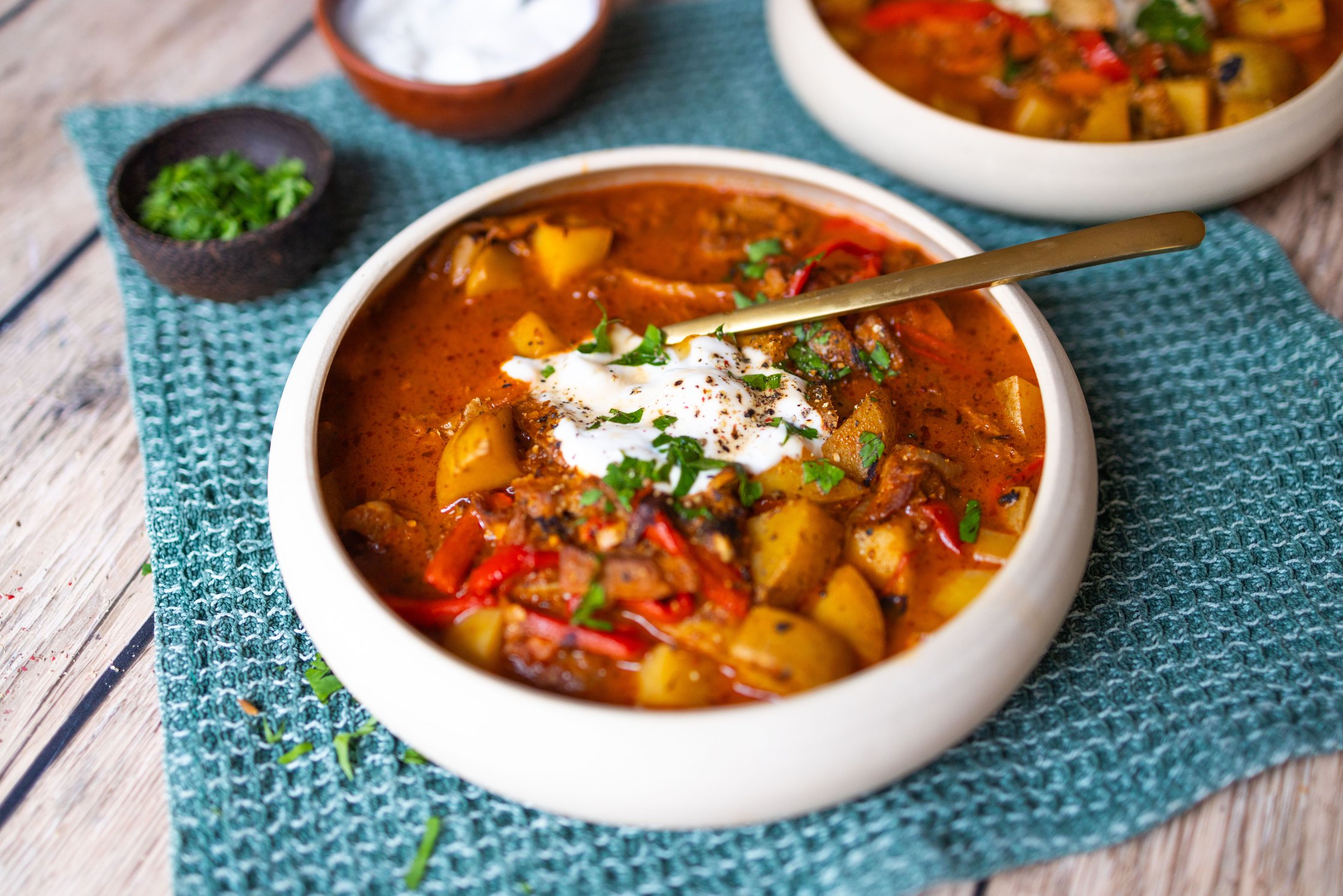 Gulaschsuppe in einer Schüssel