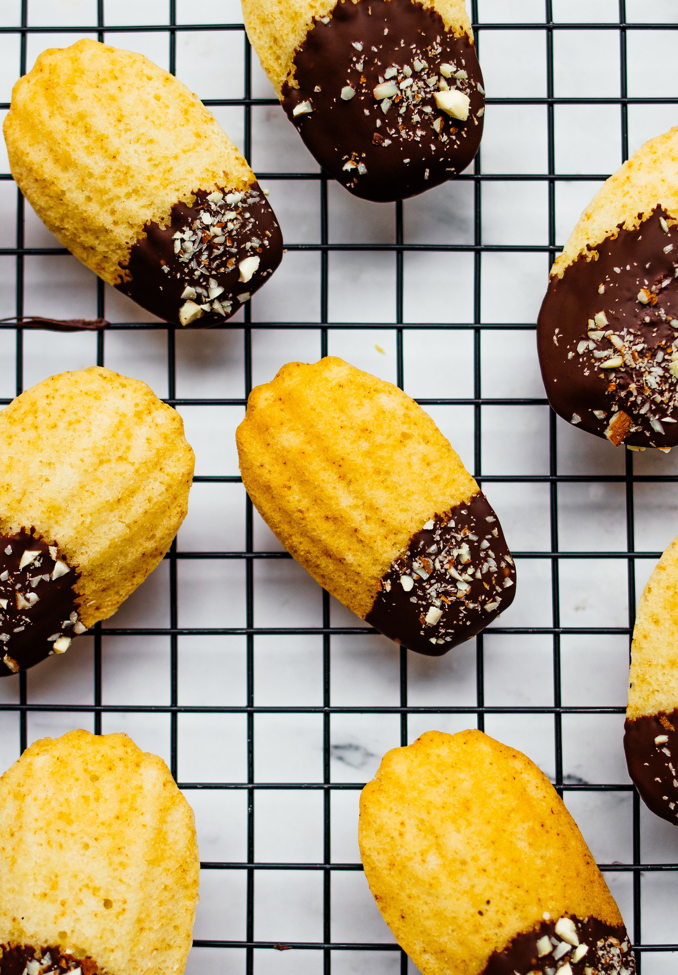 vegane Madeleines auf einem Kuchengitter