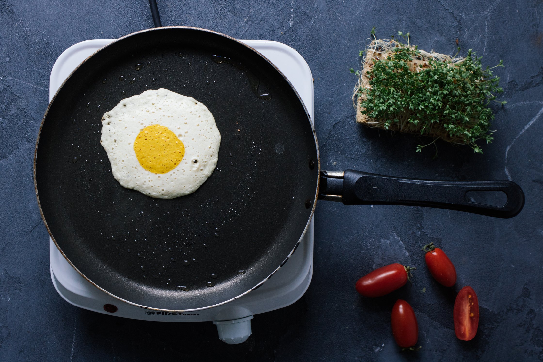veganes Spiegelei in der Pfanne