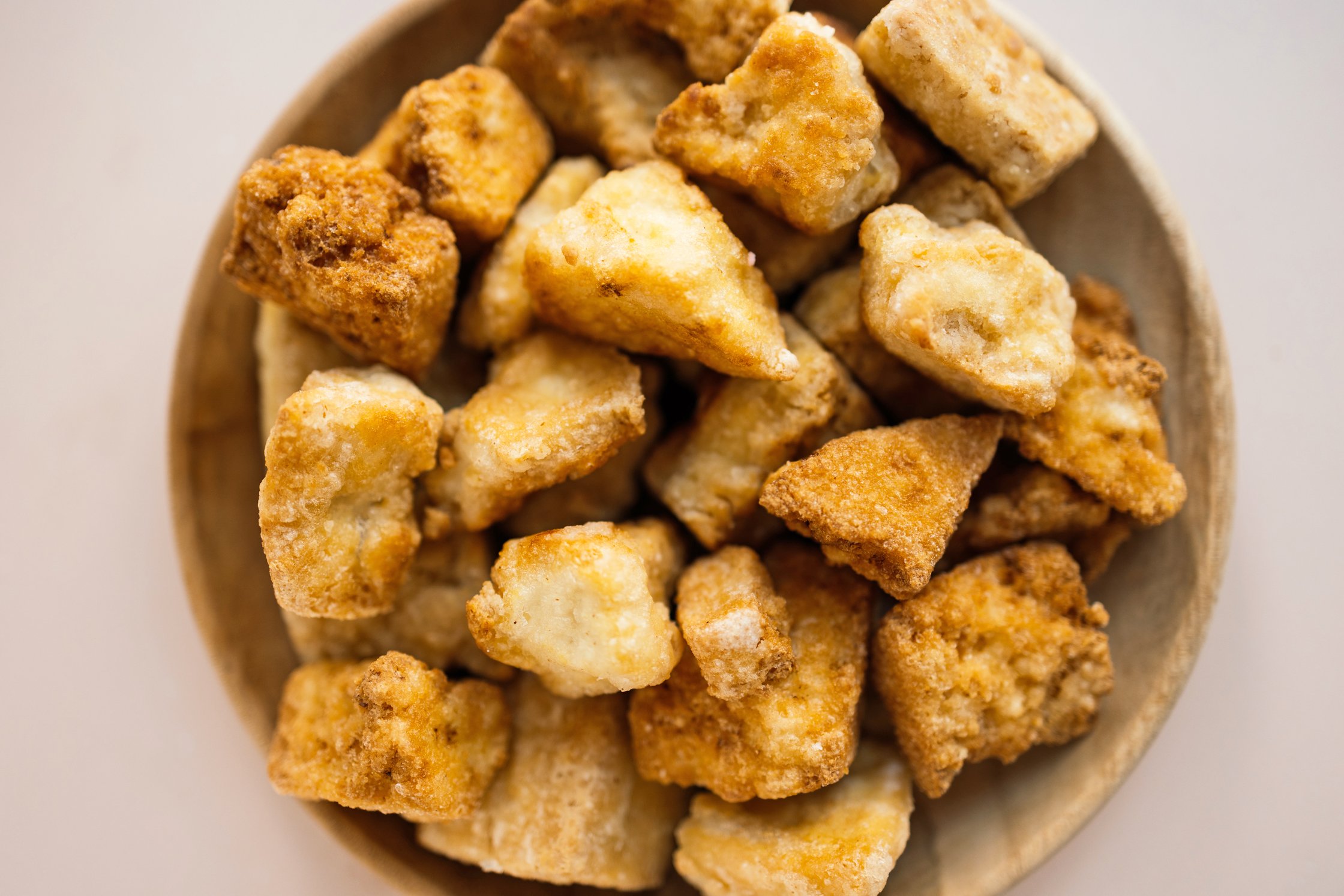 eine schüssel mit knusprigem tofu