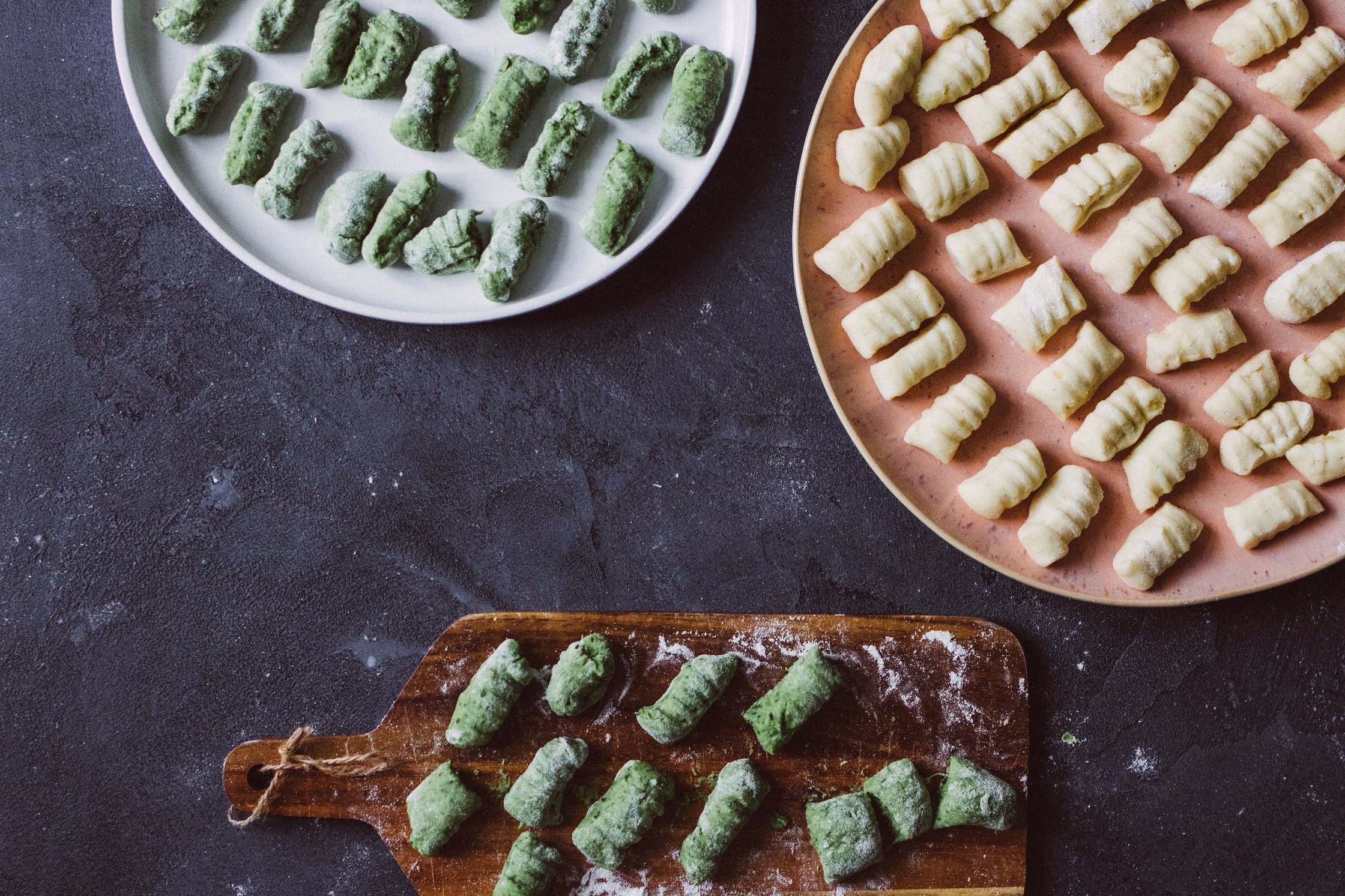 geformte gnocchi liegen auf tellern
