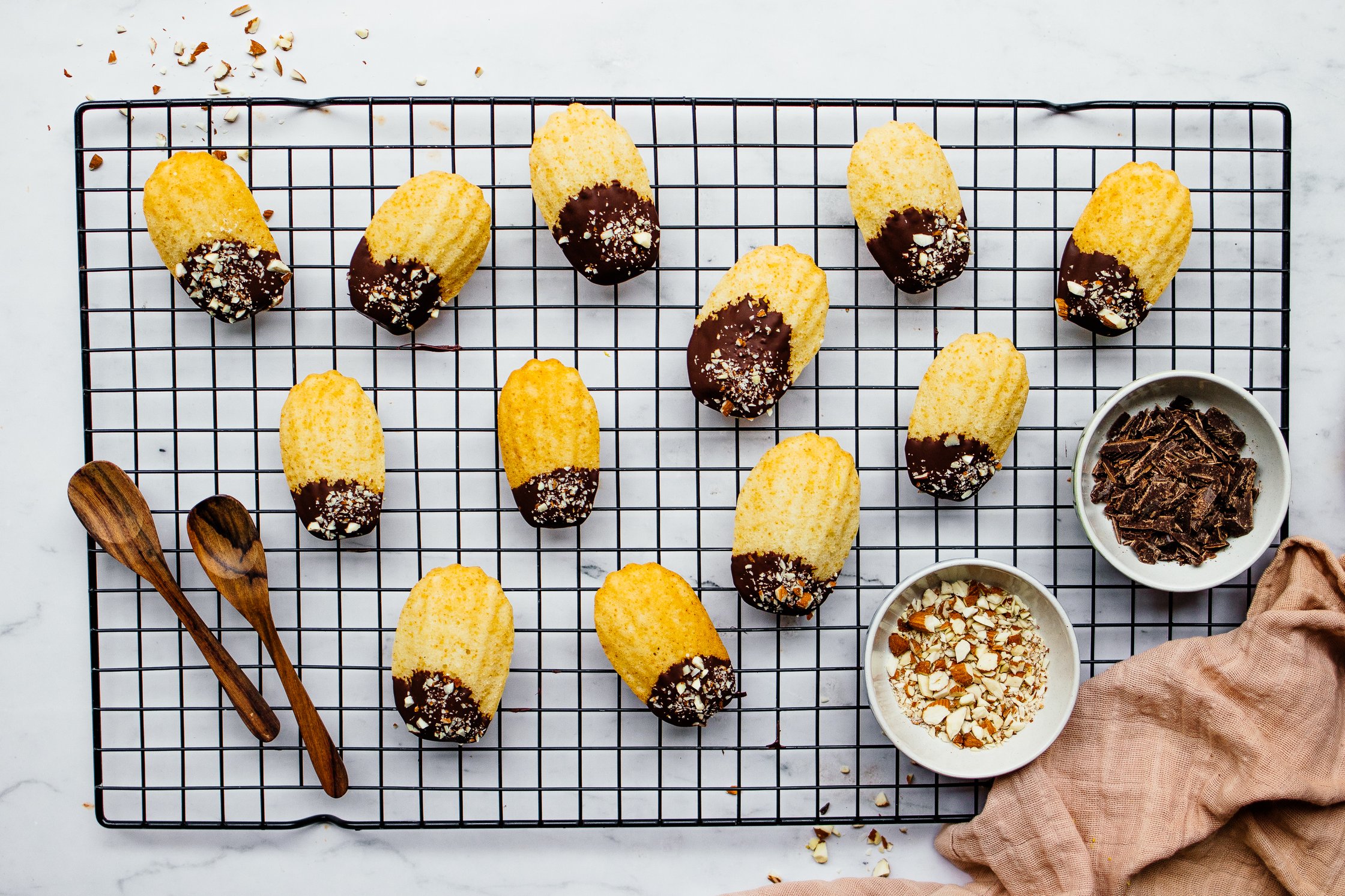 vegane Madeleines auf einem Kuchengitter