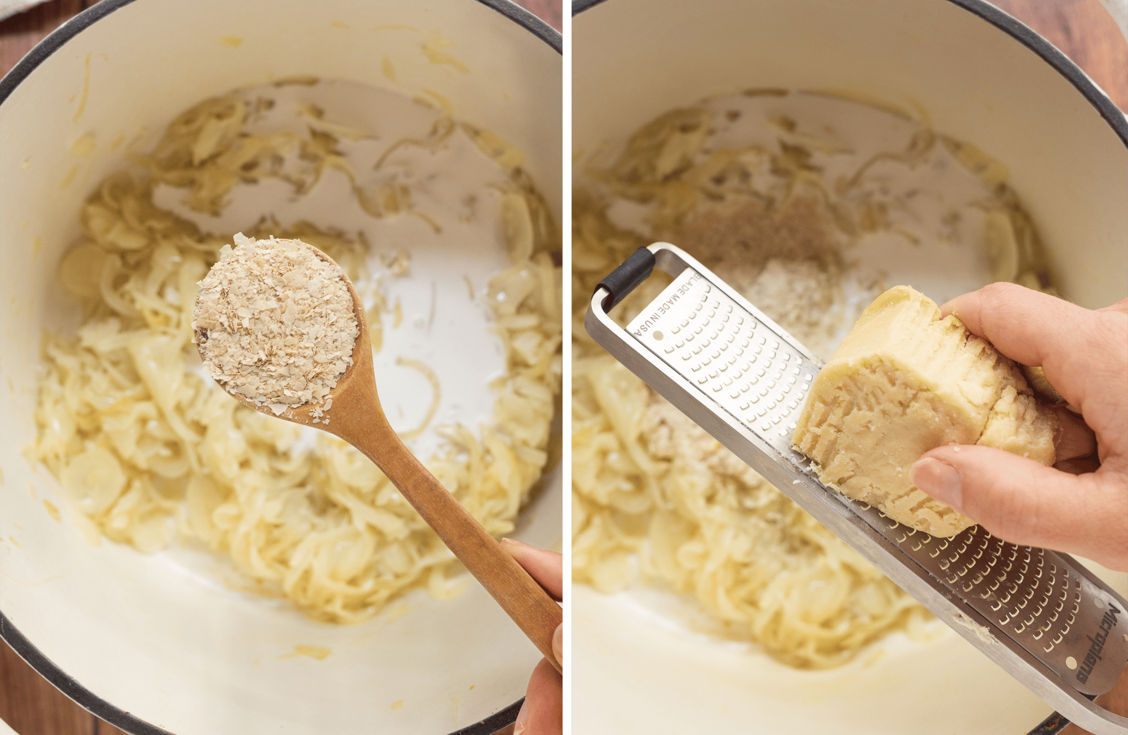 Links hält ein Holzlöffel Hefeflocken über einen Topf mit Zwiebelsoße, rechts wird Parmesan über denselben Topf gestreut.